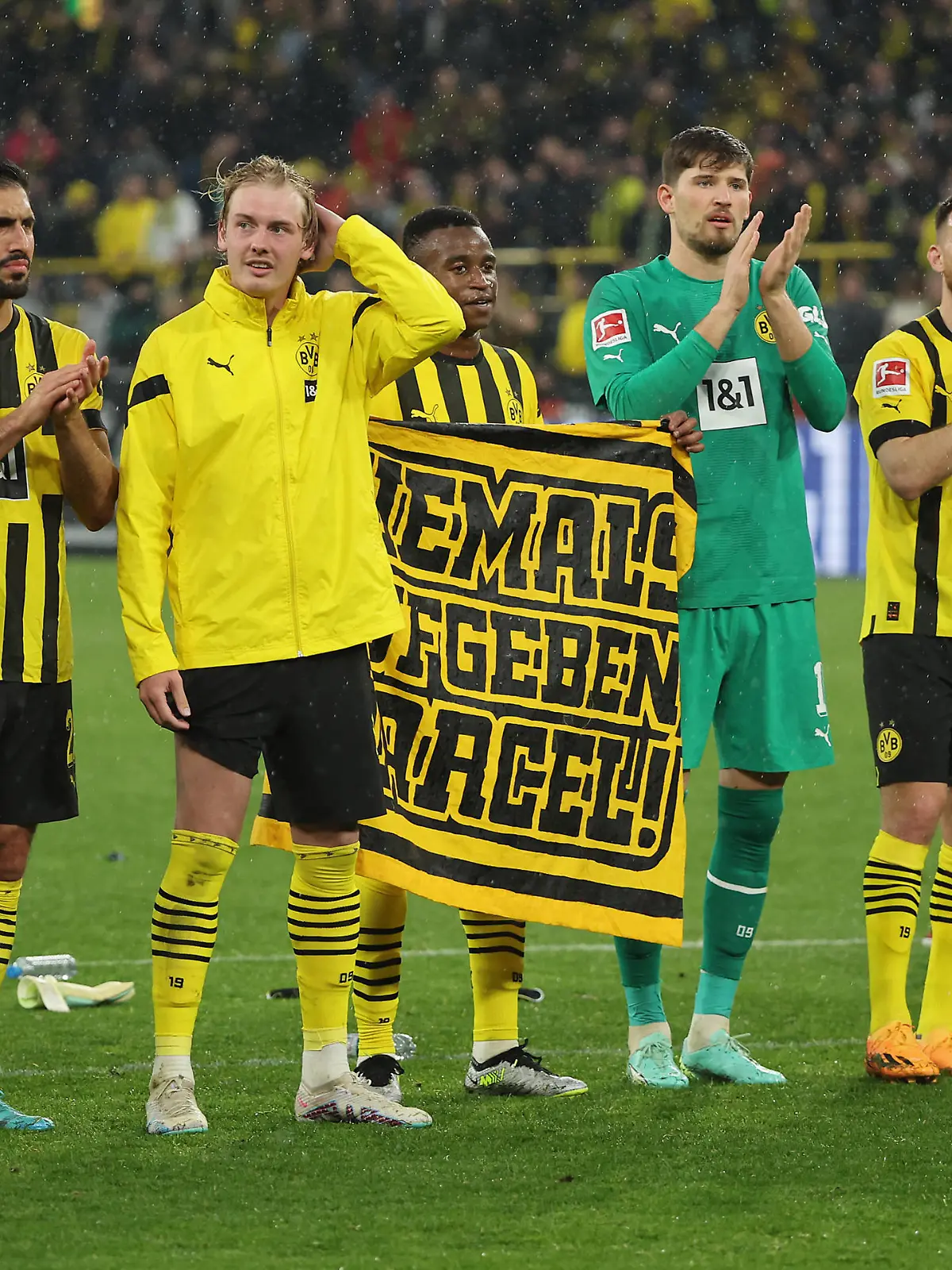 22.04.2023, Fussball Bundesliga, Borussia Dortmund - Eintracht Frankfurt, emonline, emspor, v.l., Emre Can Borussia Dortmund, Julian Brandt Borussia Dortmund, Youssoufa Moukoko Borussia Dortmund, Torwart Gregor Kobel Borussia Dortmund, Salih Özcan Borussia Dortmund, Mats Hummels Borussia Dortmund feiern mit den Fans DFL/DFB REGULATIONS PROHIBIT ANY USE OF PHOTOGRAPHS AS IMAGE SEQUENCES AND/OR QUASI-VIDEO. xdcx *** 22 04 2023, Football Bundesliga, Borussia Dortmund Eintracht Frankfurt, emonline, emspor, v l , Emre Can Borussia Dortmund , Julian Brandt Borussia Dortmund , Youssoufa Moukoko Borussia Dortmund , Goalkeeper Gregor Kobel Borussia Dortmund , Salih Özcan Borussia Dortmund , Mats Hummels Borussia Dortmund celebrate with fans DFL DFB REGULATIONS PROHIBIT ANY USE OF PHOTOGRAPHS AS IMAGE SEQUENCES AND OR QUASI VIDEO xdcx Copyright: HMBxMedia