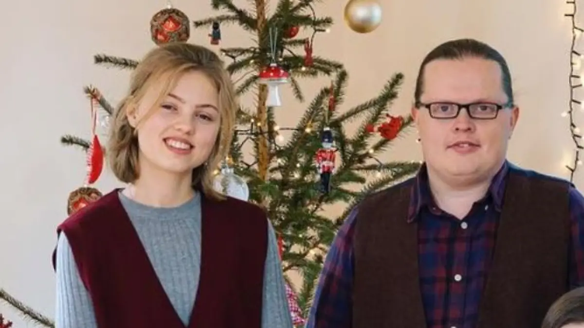 Helen Kelly, hier auf einem Familienfoto links neben ihrem Vater Angelo Kelly, hat einen neuen Look.