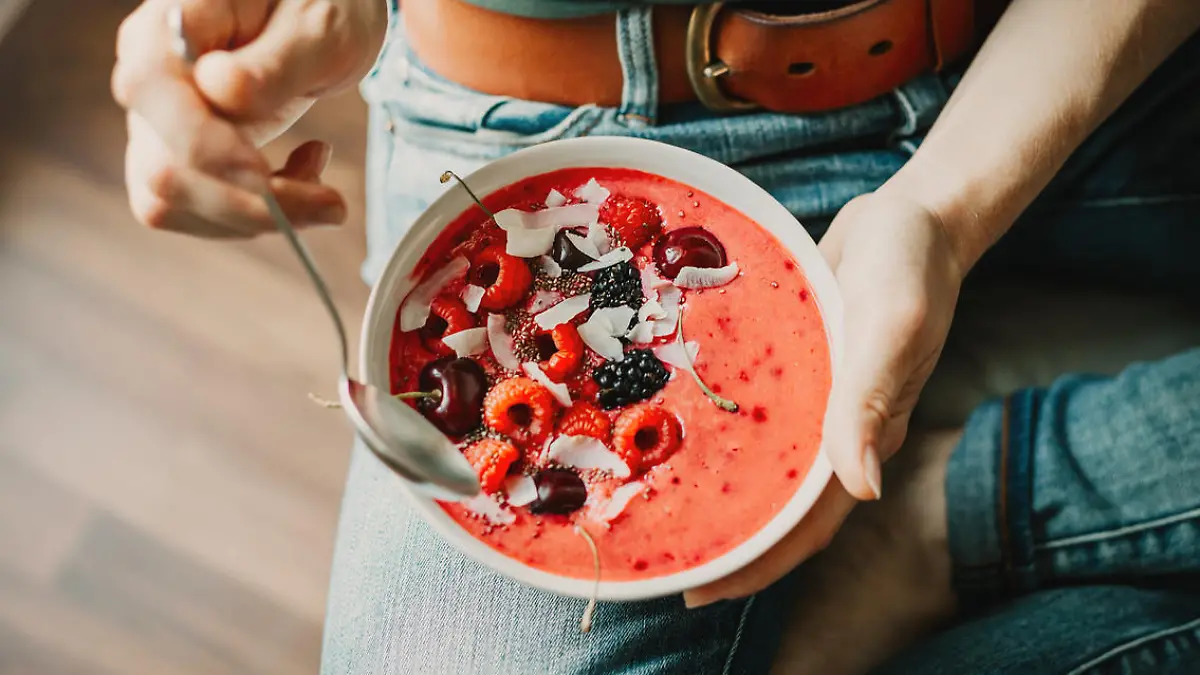 Frau isst Smoothie Bowl