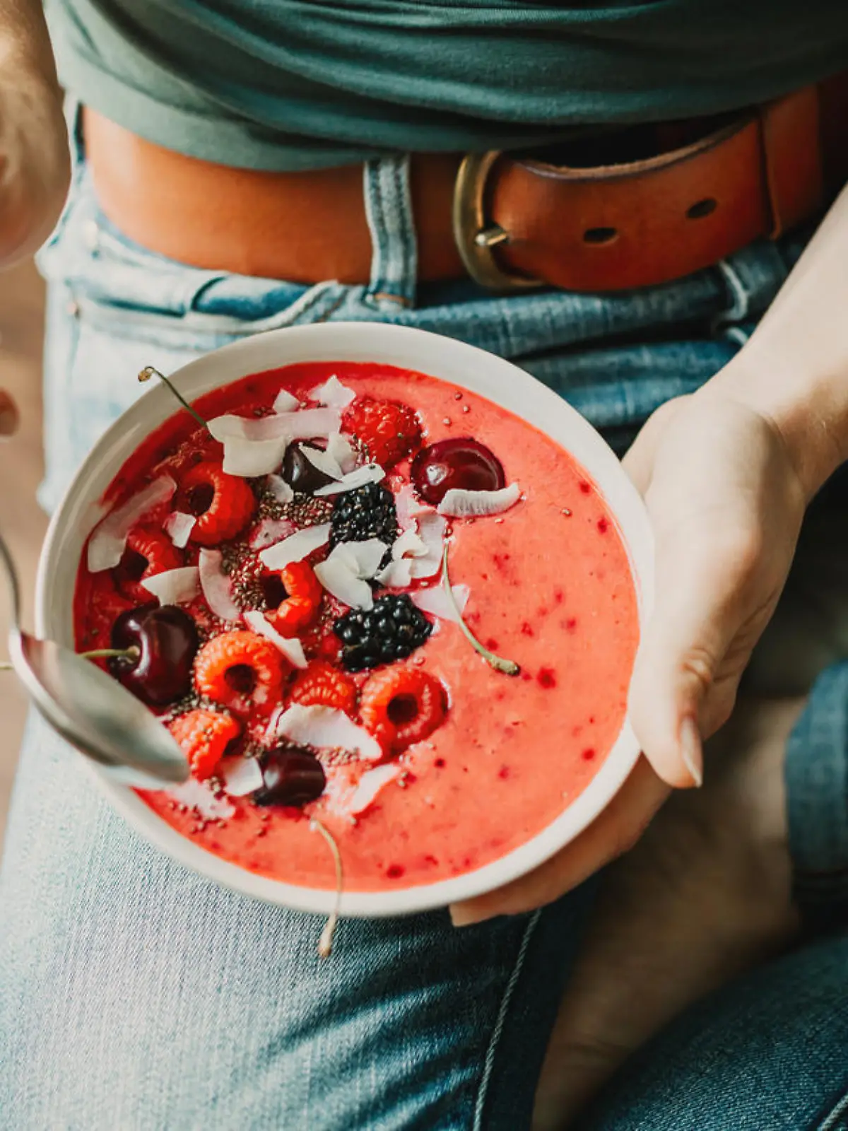 Frau isst Smoothie Bowl