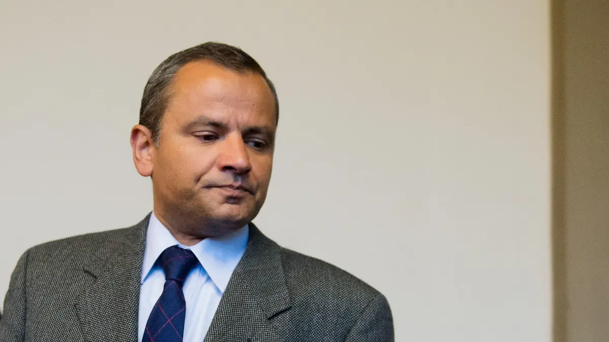 ARCHIV - Der frühere SPD-Bundestagsabgeordnete Sebastian Edathy steht am 23.02.2015 beim Prozessauftakt im Landgericht in Verden (Niedersachsen). Acht Tage nach dem Ende des Kinderporno-Prozesses gegen Edathy will das Landgericht Verden aller Voraussicht nach am 10.03.2015 einen neuen Empfänger für dessen Geldauflage bestimmen. Foto: Julian Stratenschulte/dpa (zu lni "Landgericht Verden will neuen Empfänger für Edathy-Geld bestimmen" vom 10.03.2015) +++(c) dpa - Bildfunk+++