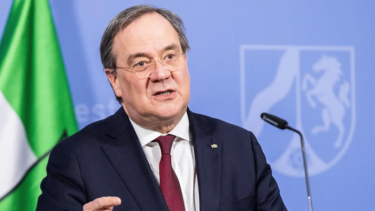 Coronavirus - Landesregierung NRW Armin Laschet CDU, Ministerprsident von Nordrhein-Westfalen, spricht bei einer Pressekonferenz. Nach den Beratungen von Bundeskanzlerin Merkel mit den Ministerprsidenten erluterte Laschet die Position des Landes Nordrhein-Westfalen. Düsseldorf Staatskanzlei Nordrhein-Westfalen Deutschland *** Coronavirus NRW State Government Armin Laschet CDU , Minister President of North Rhine-Westphalia, speaks at a press conference After Chancellor Merkels consultations with the Minister Presidents, Laschet explained the position of the State of North Rhine-Westphalia Düsseldorf State Chancellery North Rhine-Westphalia Germany Poolfoto dpa via REVIERFOTO ,EDITORIAL USE ONLY