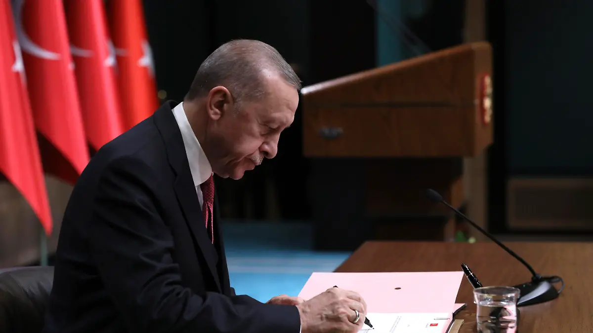 dpatopbilder - 10.03.2023, Türkei, Ankara: Recep Tayyip Erdogan, Präsident der Türkei, unterschreibt das Dekret zur Vorverlegung der Parlaments- und Präsidentschaftswahlen auf den 14. Mai. Eigentlich soll die Wahl im Juni stattfinden, jedoch nannte Erdogan beispielsweise die zeitliche Kollision mit der Hauptpilgerzeit für Muslime nach Mekka und mit Examen in Universitäten als Gründe für die Vorverlegung. Foto: Burhan Ozbilici/AP/dpa +++ dpa-Bildfunk +++