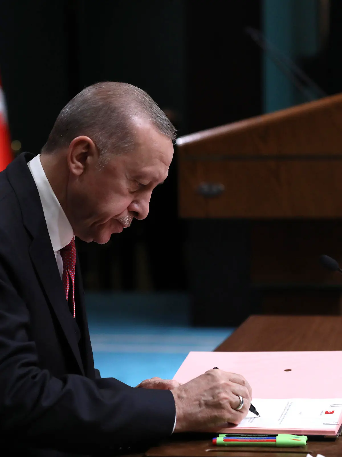 dpatopbilder - 10.03.2023, Türkei, Ankara: Recep Tayyip Erdogan, Präsident der Türkei, unterschreibt das Dekret zur Vorverlegung der Parlaments- und Präsidentschaftswahlen auf den 14. Mai. Eigentlich soll die Wahl im Juni stattfinden, jedoch nannte Erdogan beispielsweise die zeitliche Kollision mit der Hauptpilgerzeit für Muslime nach Mekka und mit Examen in Universitäten als Gründe für die Vorverlegung. Foto: Burhan Ozbilici/AP/dpa +++ dpa-Bildfunk +++