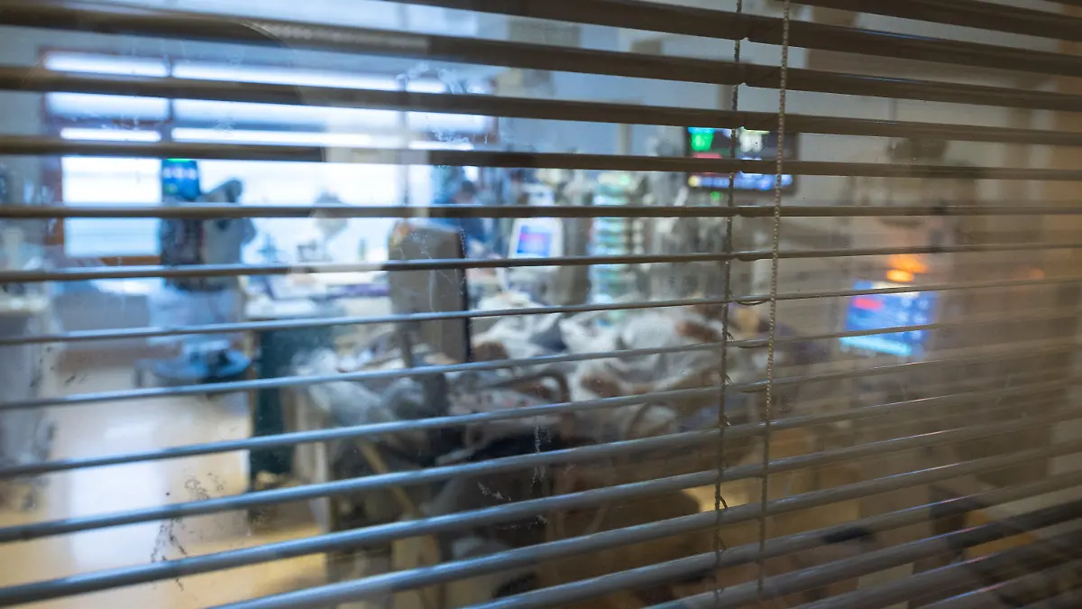 ARCHIV - 08.01.2021, Baden-Württemberg, Ludwigsburg: Medizinisches Personal arbeitet auf einer Intensivstation in einem Zimmer von Covid-19-Patienten. (zu dpa «Stiftung: Corona-Todesfälle durch Sepsis oft zu verhindern») Foto: Sebastian Gollnow/dpa +++ dpa-Bildfunk +++