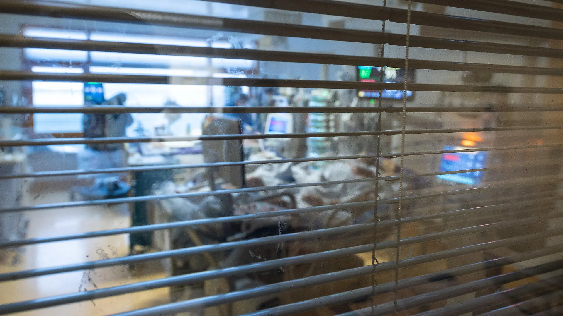 ARCHIV - 08.01.2021, Baden-Württemberg, Ludwigsburg: Medizinisches Personal arbeitet auf einer Intensivstation in einem Zimmer von Covid-19-Patienten. (zu dpa «Stiftung: Corona-Todesfälle durch Sepsis oft zu verhindern») Foto: Sebastian Gollnow/dpa +++ dpa-Bildfunk +++