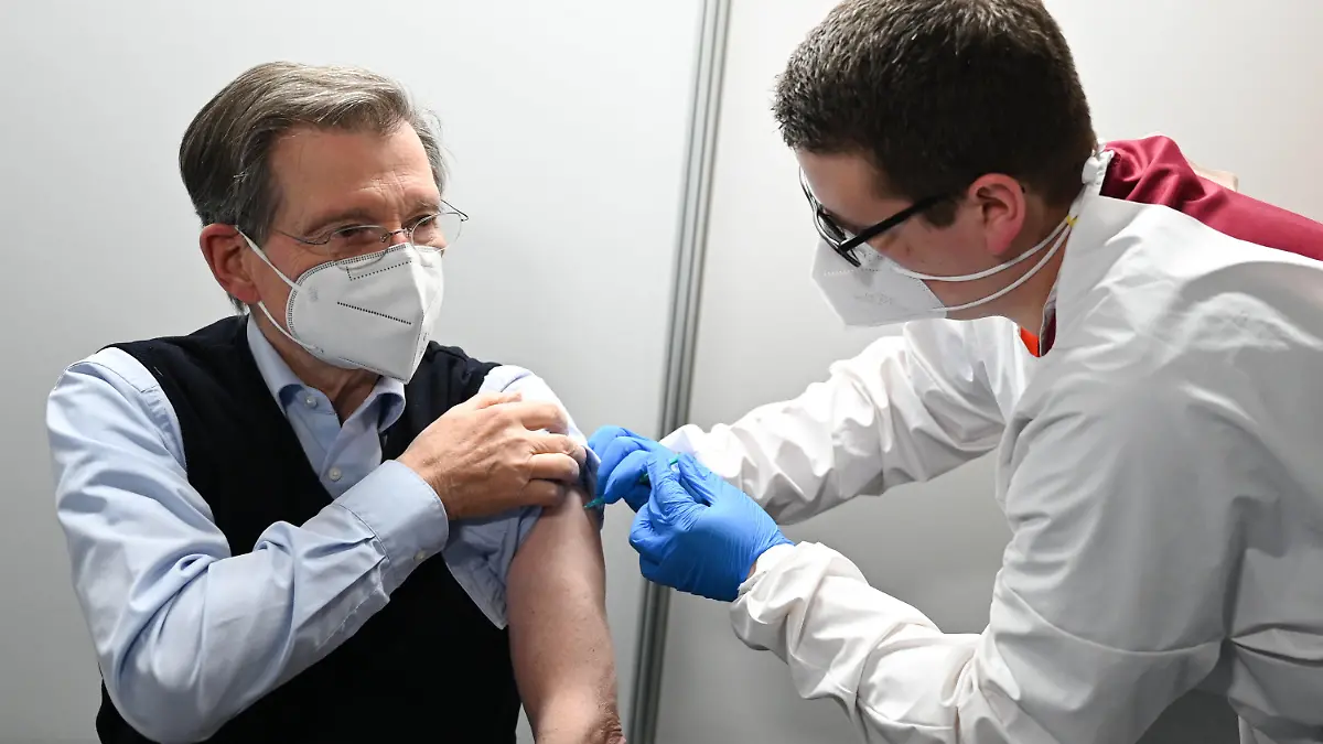 18.02.2021, Hessen, Heuchelheim: Hermann-Otto Solms (l), Bundestagsabgeordneter der FDP, wird im Impfzentrum Gießen von Veltin Schmidt mit dem Impfstoff von Biontech/Pfizer geimpft. Solms, Alterspräsident des Bundestages, ist der erste Bundestagsabgeordnete mit Covid-19-Impfung. Foto: Arne Dedert/dpa +++ dpa-Bildfunk +++