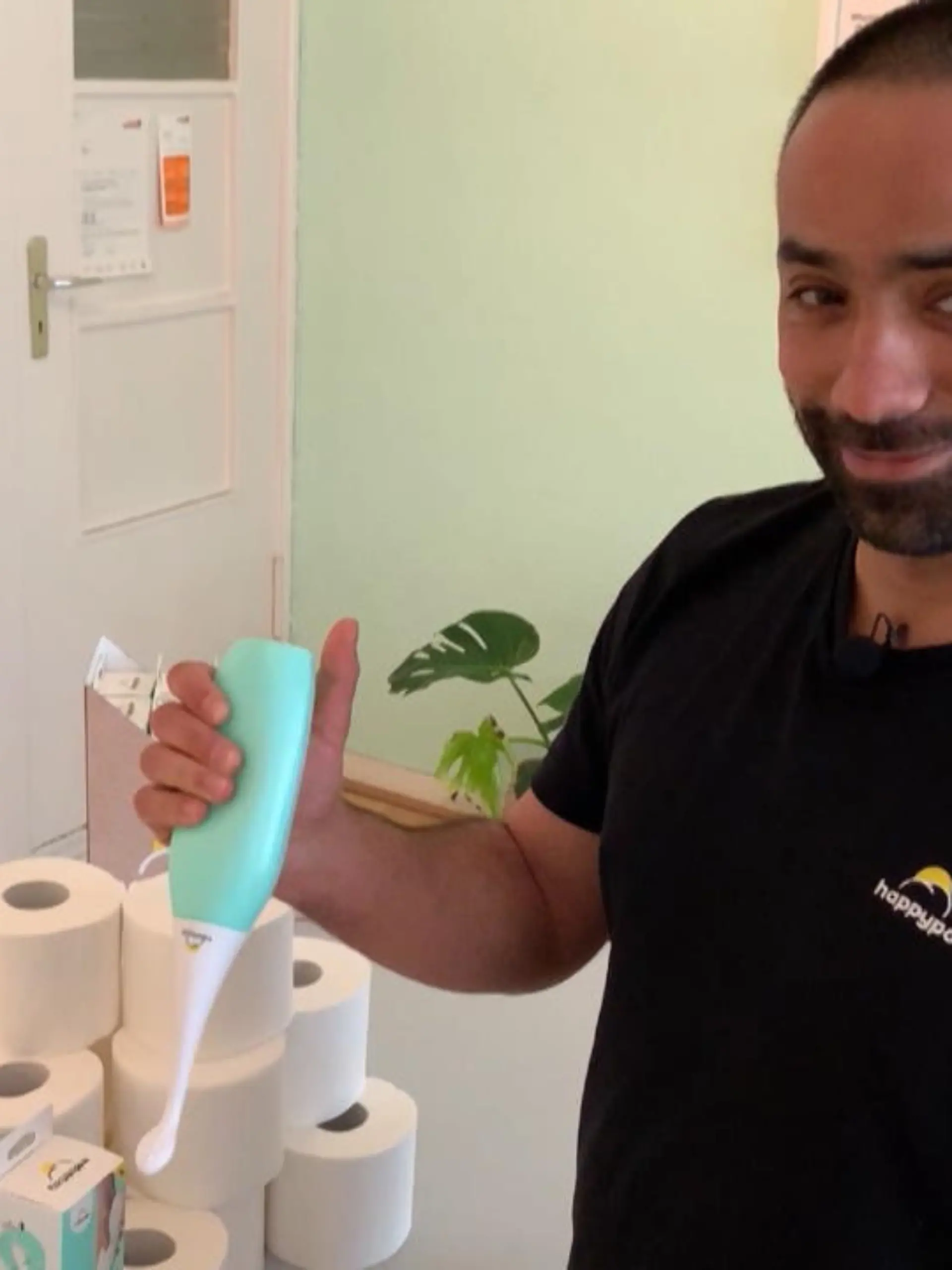 Bild zu: "Klopapier ist Mangelware, daher hat die Podusche Hochkonjunktur"