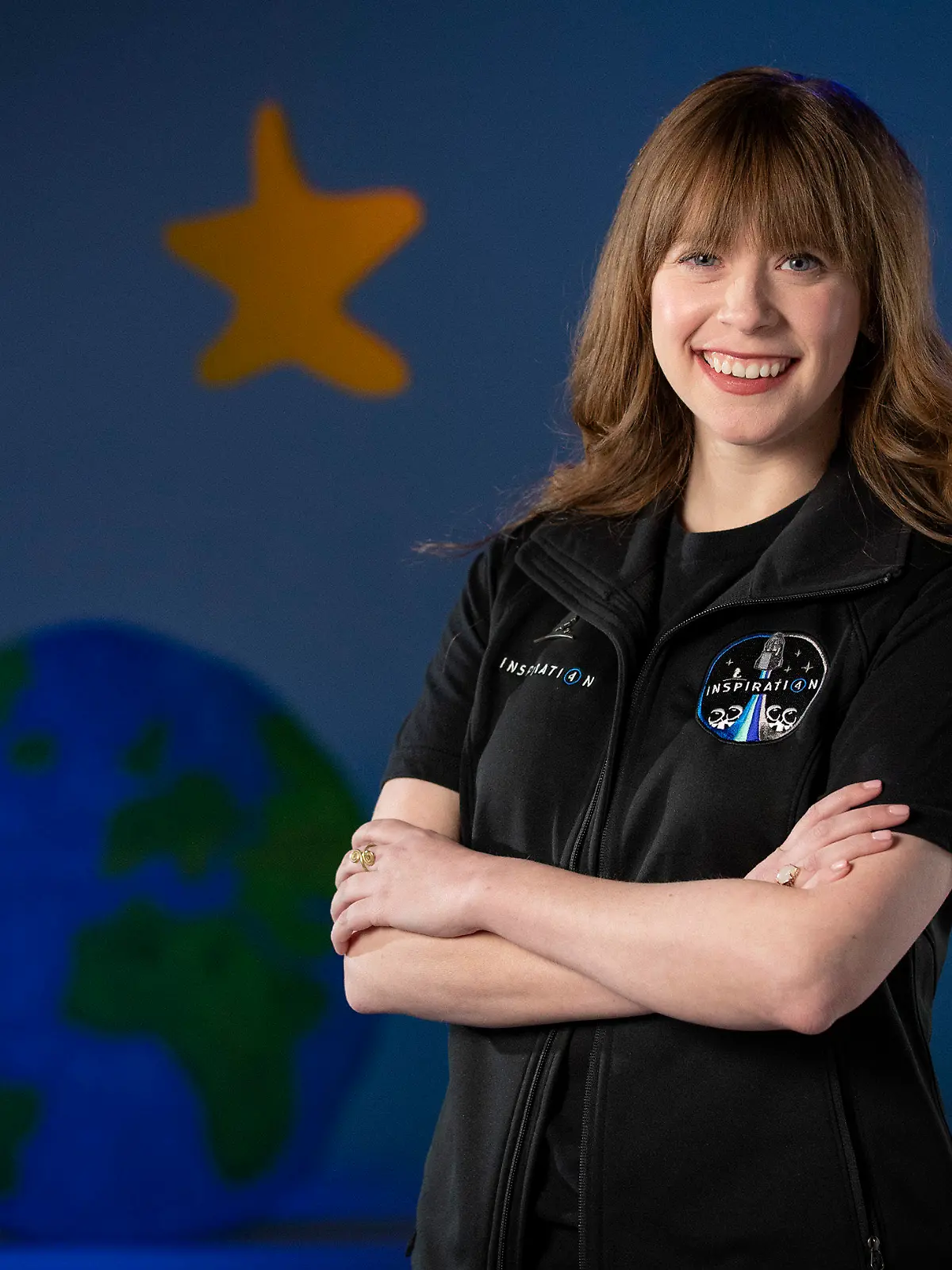 HANDOUT - 10.02.2021, USA, Memphis: Hayley Arceneaux, Arzthelferin aus den USA, posiert im Krankenhaus "St. Jude Children·s Research Hospital" für ein Foto. Die 29-jährige US-Arzthelferin, die als Kind eine Knochenkrebs-Erkrankung besiegt hat, könnte möglicherweise noch in diesem Jahr in den Weltraum fliegen. Foto: Mike Brown/American Lebanese Syrian Associated Charities, St. Jude Children·s Research Hospital/AP/dpa - ACHTUNG: Nur zur redaktionellen Verwendung im Zusammenhang mit der aktuellen Berichterstattung und nur mit vollständiger Nennung des vorstehenden Credits. Keine Verwendung nach dem 08.03.2021. +++ dpa-Bildfunk +++