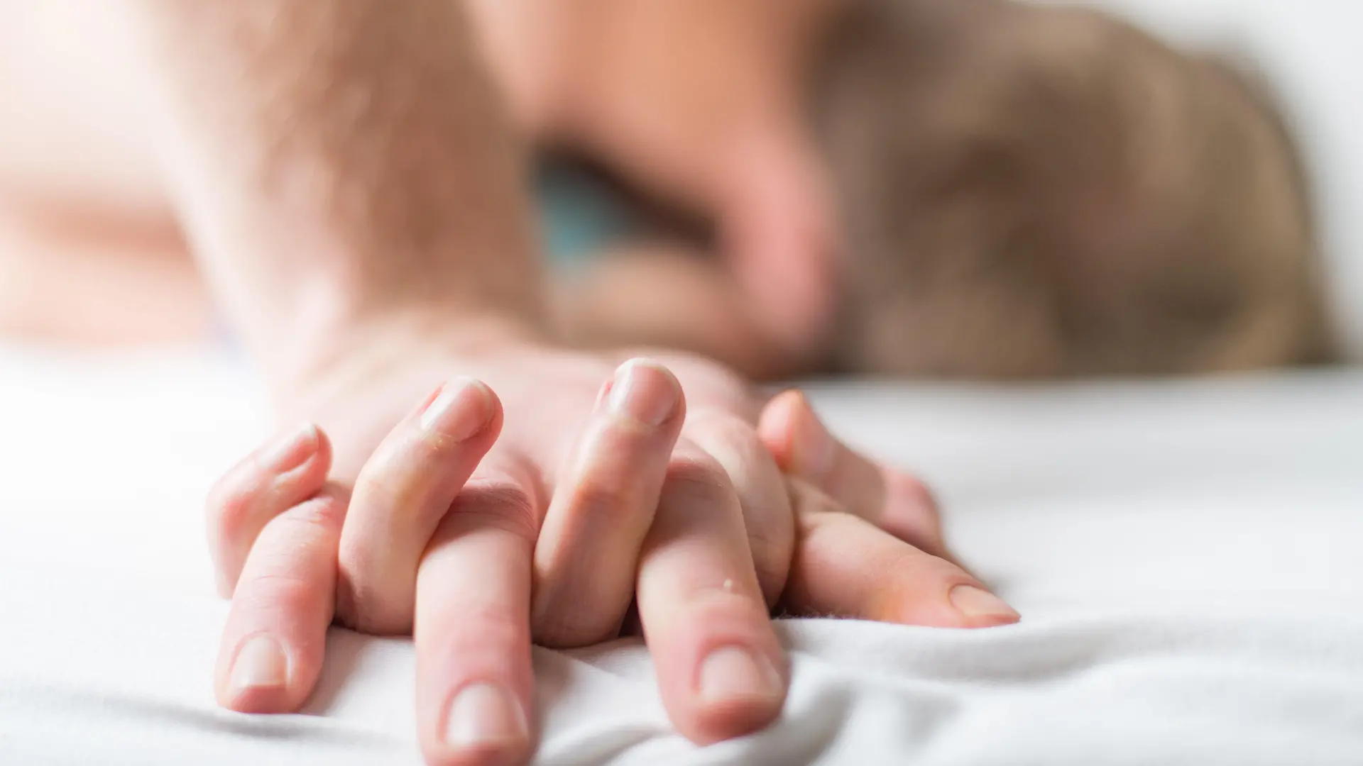ARCHIV - 22.01.2018, Berlin: ILLUSTRATION - Ein Mann und eine Frau liegen im Bett. Die Deutschen haben immer weniger Sex. Das geht zumindest aus der repräsentativen Studie «Freizeit-Monitor 2019» hervor, die am 10.09.2019 vorgestellt wird. (zu dpa "Studie: Deutsche haben immer weniger Sex - Mehr Freizeit-Stress") Foto: Christophe Gateau/dpa +++ dpa-Bildfunk +++