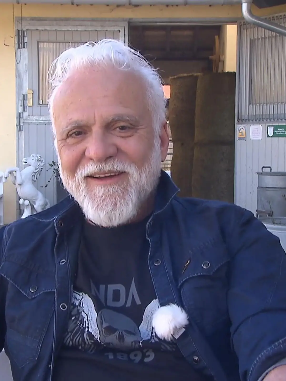 „Gesegnet und Verflucht“* ist der Titel des neuen Albums von Nino de Angelo, das ihn von einer ganz neuen, bisher verborgenen Seite zeigt. Statt Schlagermelodien sind nun dunkle, rockige Klänge zu hören. Im Interview mit RTL erzählt er, inwiefern sein eigenes Leben bisher „gesegnet und verflucht“ war und warum er nun musikalisch einen ganz neuen Weg einschlägt.
