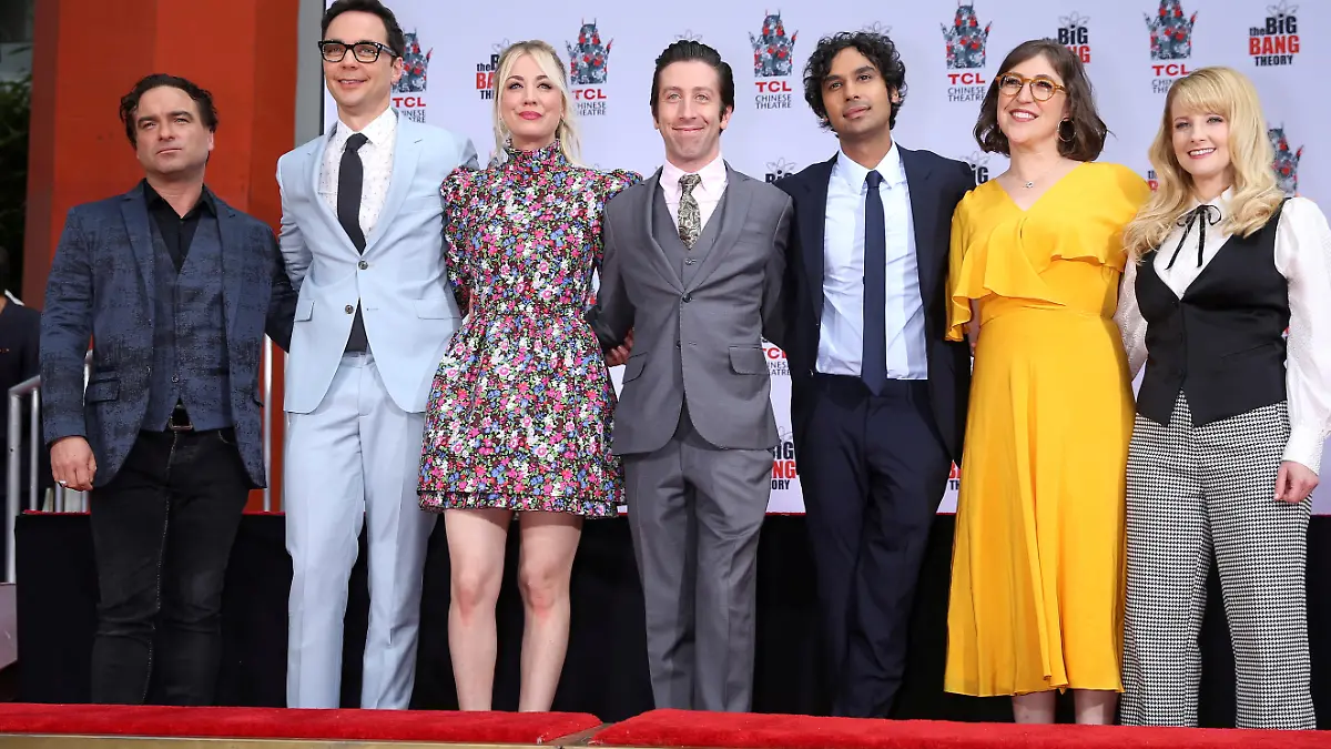 FILE PHOTO: Actors Johnny Galecki, Jim Parsons, Kaley Cuoco, Simon Helberg, Kunal Nayyar, Mayim Bialik and Melissa Rauch participate in the cement handprints ceremony for the cast of the television comedy "The Big Bang Theory" at the TCL Chinese Theatre IMAX in Hollywood, Los Angeles, California, U.S., May 1, 2019. REUTERS/Danny Moloshok/File Photo