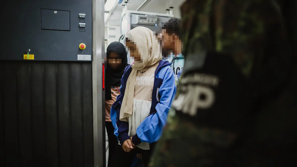 Die ersten evakuierten Personen treffen in Al-Azraqu ein. Nach der Ankunft werden die Menschen versorgt, durchlaufen eine Sicherheitsschleuse, ihre Personalien werden überprüft und im Anschluss wird jeder Einzelne von Ihnen registriert.