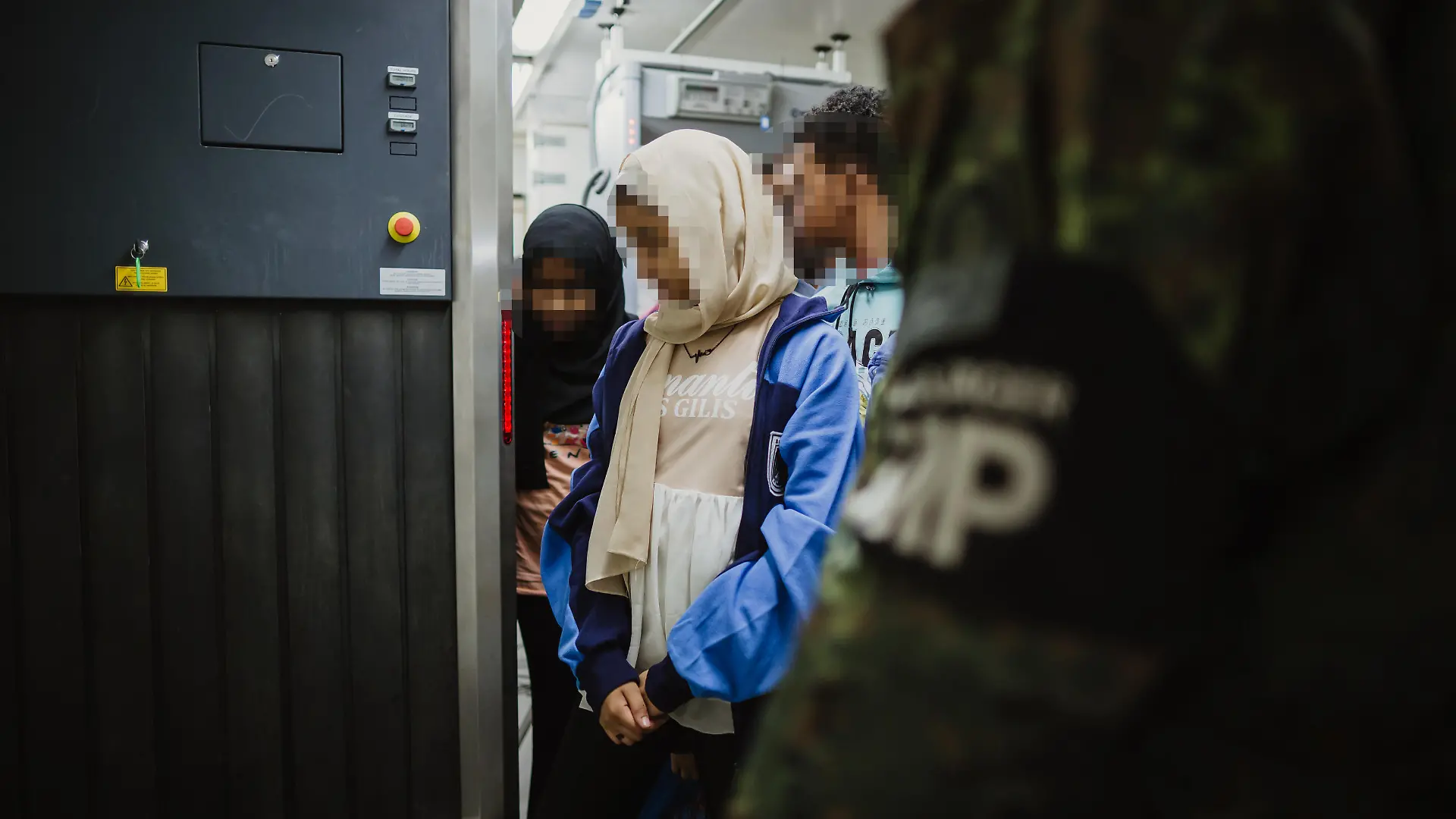 Die ersten evakuierten Personen treffen in Al-Azraqu ein. Nach der Ankunft werden die Menschen versorgt, durchlaufen eine Sicherheitsschleuse, ihre Personalien werden überprüft und im Anschluss wird jeder Einzelne von Ihnen registriert.