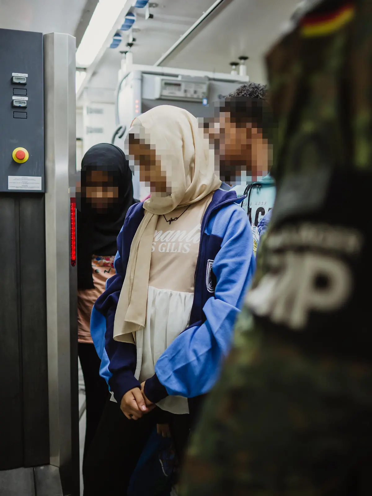 Die ersten evakuierten Personen treffen in Al-Azraqu ein. Nach der Ankunft werden die Menschen versorgt, durchlaufen eine Sicherheitsschleuse, ihre Personalien werden überprüft und im Anschluss wird jeder Einzelne von Ihnen registriert.