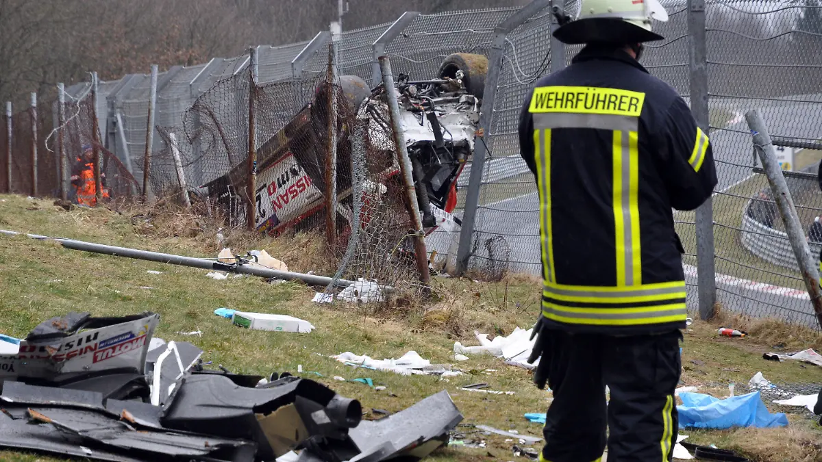 Der Nissan des britischen Fahrers Jann Mardenborough liegt am 28.03.2015 im Bereich «Flughafen» der Nordschleife neben der Strecke am Nürburgring in Nürburg (Rheinland-Pfalz). Mardenborough war bei der VLN Langstreckenmeisterschaft auf dem Nürburgring von der Strecke abgekommen und in den Zuschauerbereich geflogen, dabei starb ein Zuschauer. Foto: Andreas Winkler/dpa +++(c) dpa - Bildfunk+++