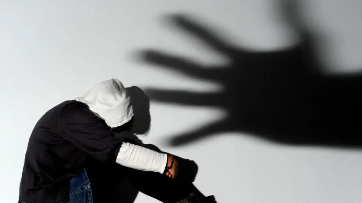 Mädchen und großer Hand-Schatten