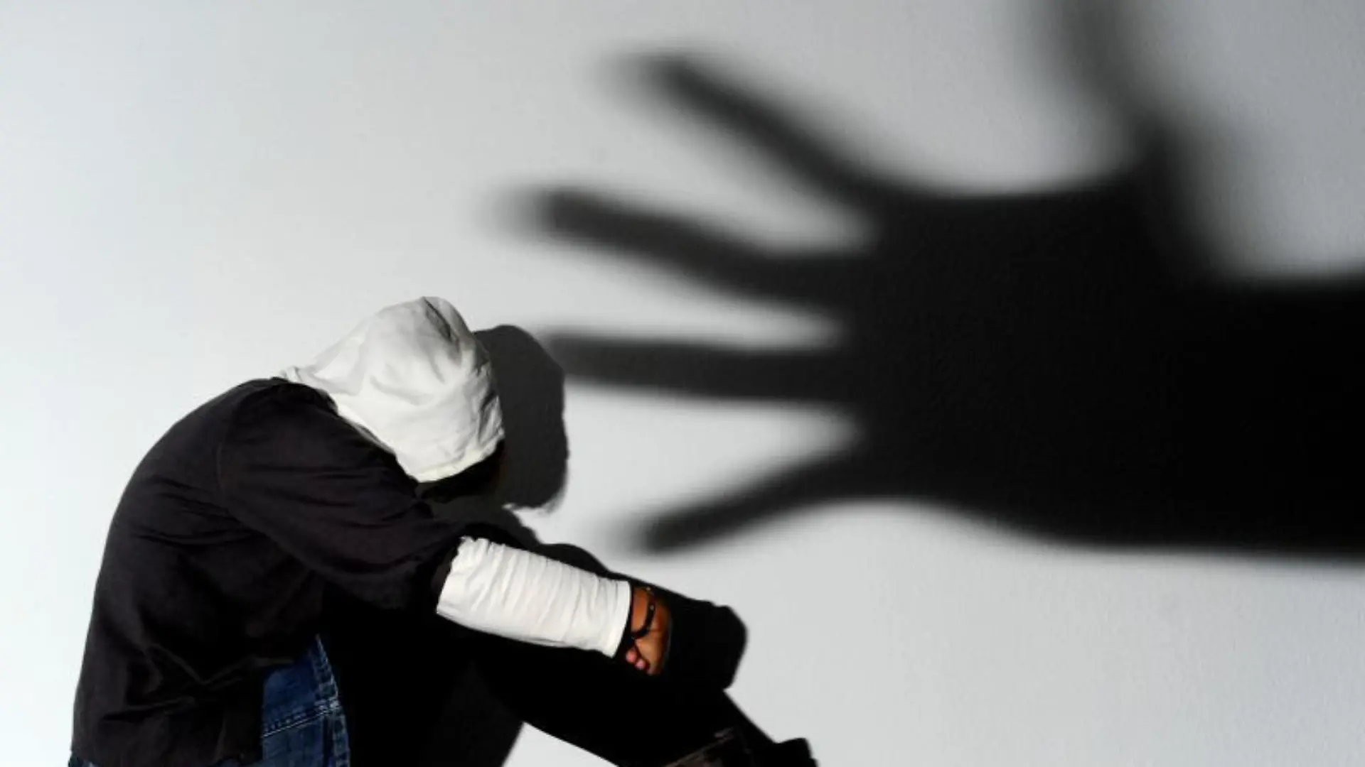 Mädchen und großer Hand-Schatten
