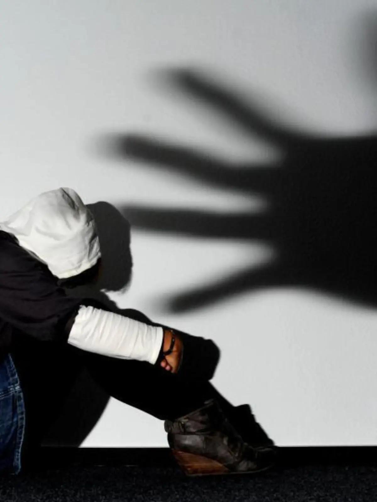 Mädchen und großer Hand-Schatten