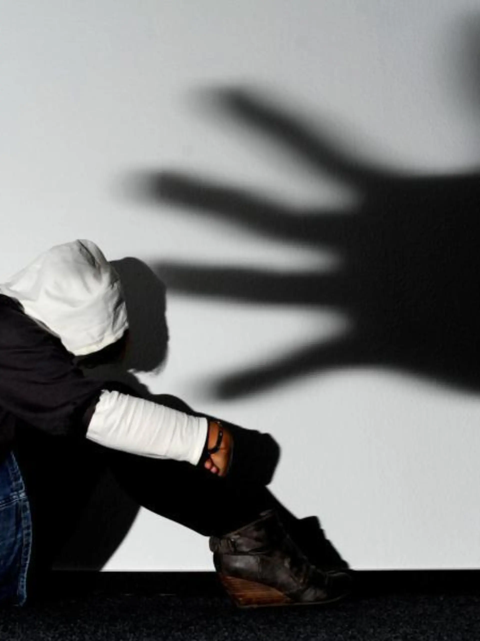 Mädchen und großer Hand-Schatten