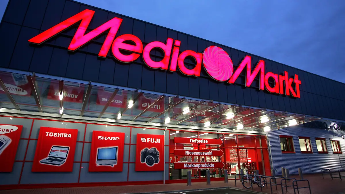 Noch kein Betrieb herrscht am Mittwoch (12.01.2005) vor einem Media Markt in Düsseldorf. Deutschlands führender Handelskonzern Metro, zu dem Media Markt gehört, hat 2004 seinen Umsatz um 5,5 Prozent gesteigert. Der Umsatz sei bei aktuellen Kursen um 5,3 Prozent auf 56,4 Milliarden Euro gestiegen, teilte die Metro am Mittwoch in Düsseldorf mit. Foto: Rolf Vennenbernd dpa/lnw +++(c) dpa - Bildfunk+++