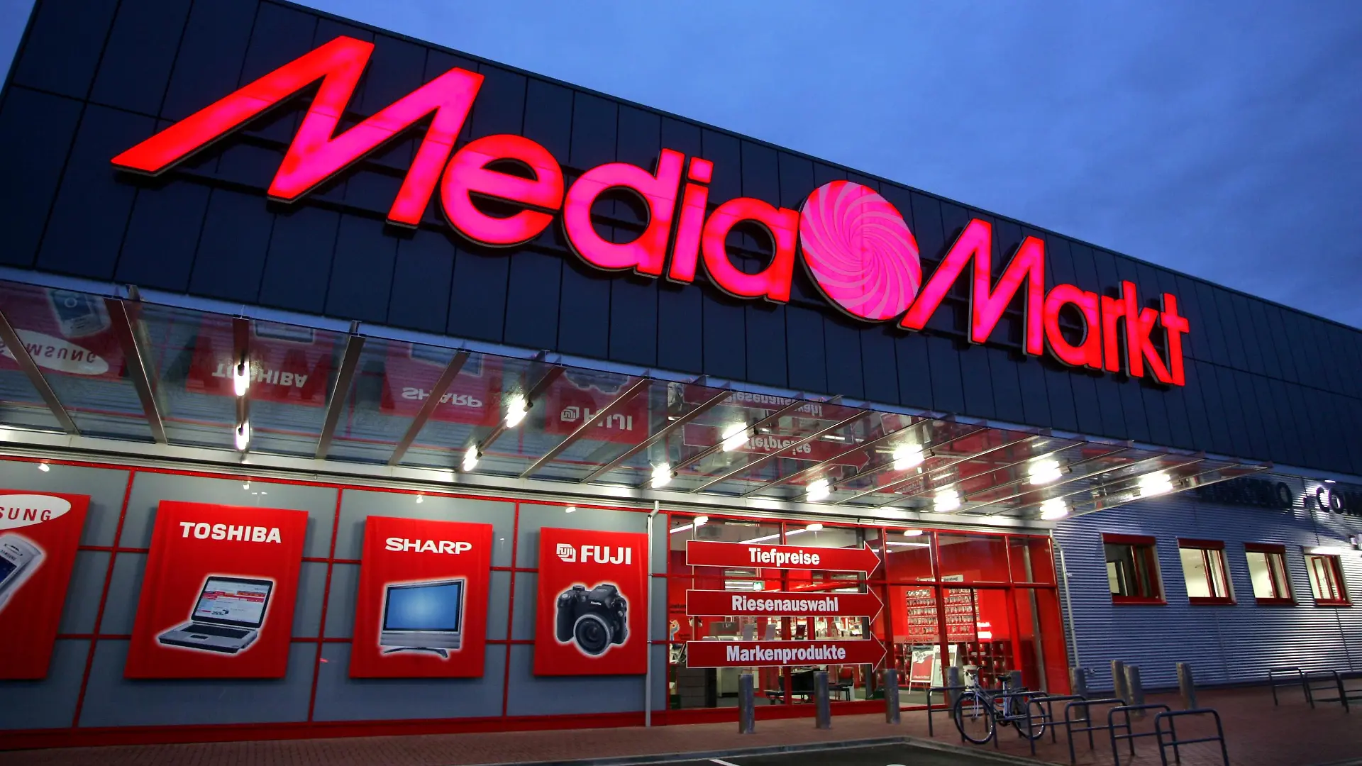 Noch kein Betrieb herrscht am Mittwoch (12.01.2005) vor einem Media Markt in Düsseldorf. Deutschlands führender Handelskonzern Metro, zu dem Media Markt gehört, hat 2004 seinen Umsatz um 5,5 Prozent gesteigert. Der Umsatz sei bei aktuellen Kursen um 5,3 Prozent auf 56,4 Milliarden Euro gestiegen, teilte die Metro am Mittwoch in Düsseldorf mit. Foto: Rolf Vennenbernd dpa/lnw +++(c) dpa - Bildfunk+++