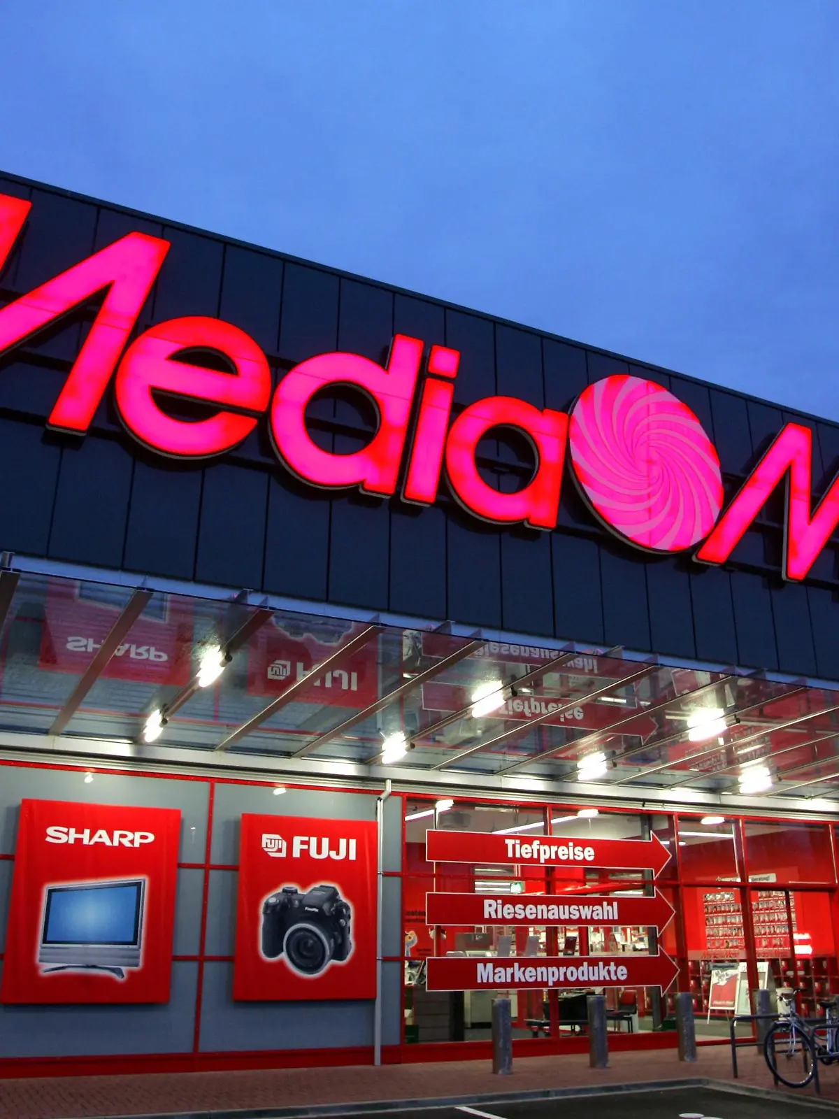 Noch kein Betrieb herrscht am Mittwoch (12.01.2005) vor einem Media Markt in Düsseldorf. Deutschlands führender Handelskonzern Metro, zu dem Media Markt gehört, hat 2004 seinen Umsatz um 5,5 Prozent gesteigert. Der Umsatz sei bei aktuellen Kursen um 5,3 Prozent auf 56,4 Milliarden Euro gestiegen, teilte die Metro am Mittwoch in Düsseldorf mit. Foto: Rolf Vennenbernd dpa/lnw +++(c) dpa - Bildfunk+++