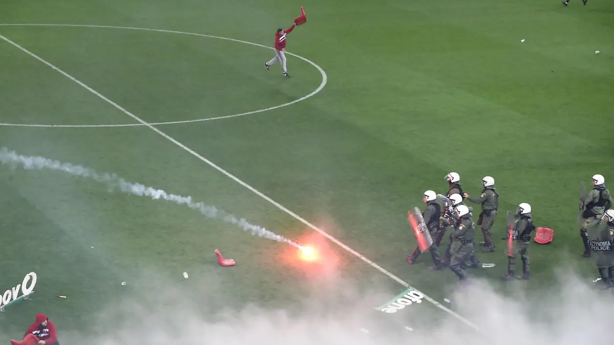 Griechenland Fußball Super League Playoff Saison 2022-2023 Georgios Karaiskakis Stadion Piräus, 23.04.2023 Olympiakos Piräus - AEK Athen 1:3 Nach dem Schlusspfiff kam es zu einer Platzinvasion mit heftigen Zusammenstößen zwischen Olympiakos-Fans und massiven Einheiten der Polizei in Spezialausrüstung. Olympiakos Piräus - AEK Athen *** Greece Football Super League Playoff Season 2022 2023 Georgios Karaiskakis Stadium Piraeus, 23 04 2023 Olympiakos Piraeus AEK Athens 1 3 After the final whistle there was a pitch invasion with violent clashes between Olympiakos fans and massive units of police in special equipment Olympiakos Piraeus AEK Athens PUBLICATIONxNOTxINxGRE ANE5867802