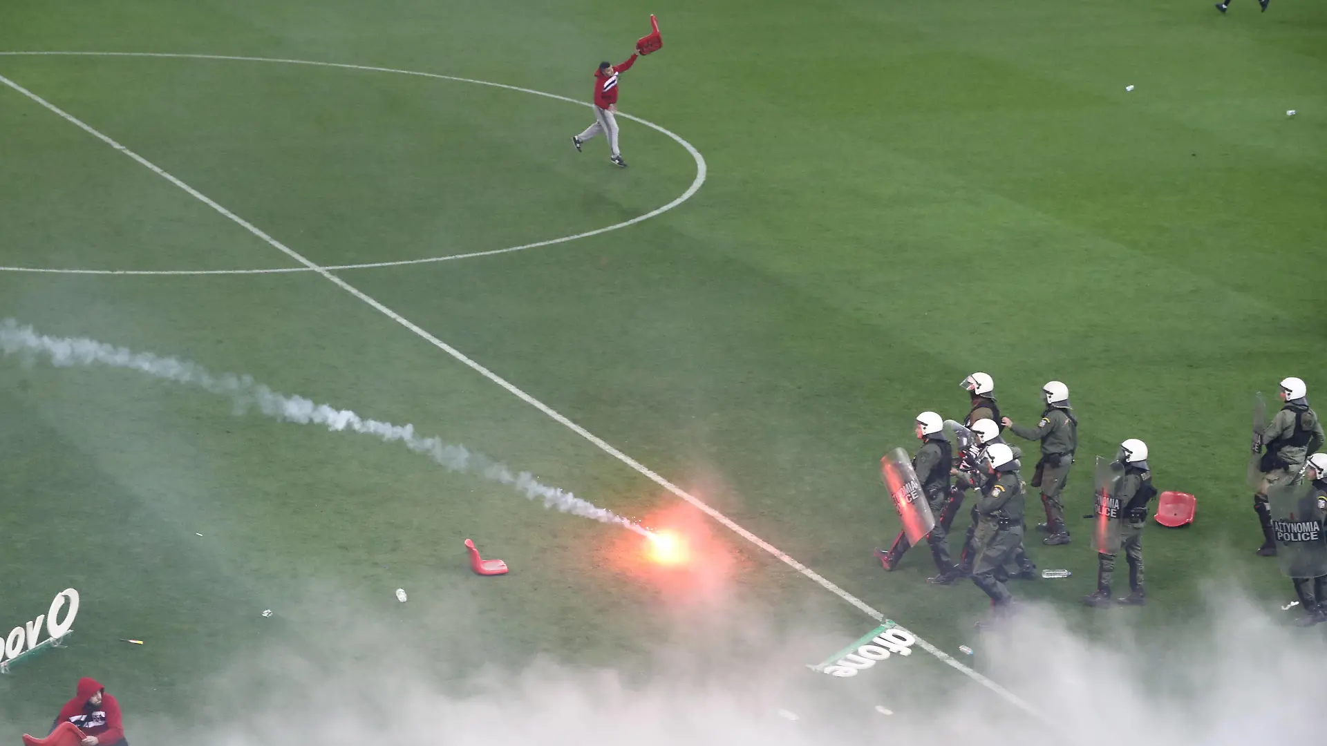 Griechenland Fußball Super League Playoff Saison 2022-2023 Georgios Karaiskakis Stadion Piräus, 23.04.2023 Olympiakos Piräus - AEK Athen 1:3 Nach dem Schlusspfiff kam es zu einer Platzinvasion mit heftigen Zusammenstößen zwischen Olympiakos-Fans und massiven Einheiten der Polizei in Spezialausrüstung. Olympiakos Piräus - AEK Athen *** Greece Football Super League Playoff Season 2022 2023 Georgios Karaiskakis Stadium Piraeus, 23 04 2023 Olympiakos Piraeus AEK Athens 1 3 After the final whistle there was a pitch invasion with violent clashes between Olympiakos fans and massive units of police in special equipment Olympiakos Piraeus AEK Athens PUBLICATIONxNOTxINxGRE ANE5867802
