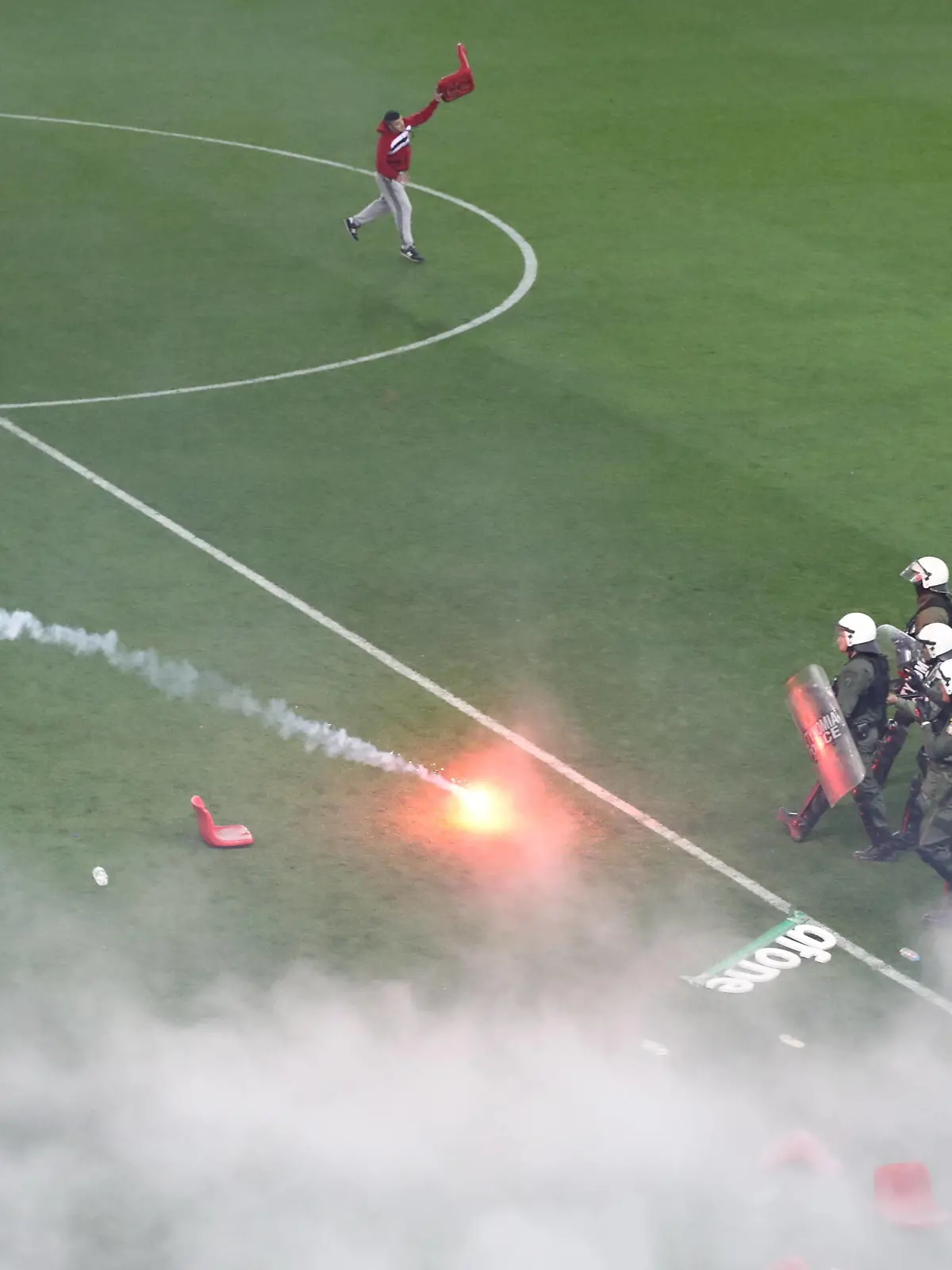 Griechenland Fußball Super League Playoff Saison 2022-2023 Georgios Karaiskakis Stadion Piräus, 23.04.2023 Olympiakos Piräus - AEK Athen 1:3 Nach dem Schlusspfiff kam es zu einer Platzinvasion mit heftigen Zusammenstößen zwischen Olympiakos-Fans und massiven Einheiten der Polizei in Spezialausrüstung. Olympiakos Piräus - AEK Athen *** Greece Football Super League Playoff Season 2022 2023 Georgios Karaiskakis Stadium Piraeus, 23 04 2023 Olympiakos Piraeus AEK Athens 1 3 After the final whistle there was a pitch invasion with violent clashes between Olympiakos fans and massive units of police in special equipment Olympiakos Piraeus AEK Athens PUBLICATIONxNOTxINxGRE ANE5867802