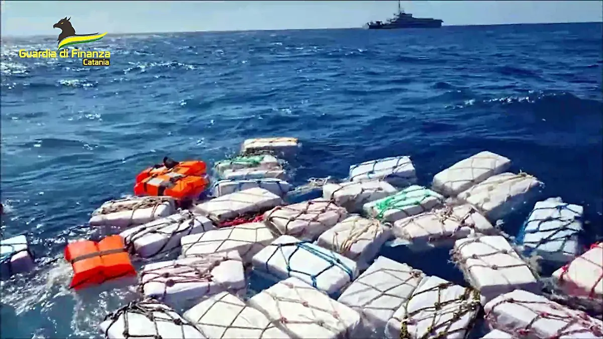 HANDOUT - 17.04.2023, Italien, --: Kokain-Pakete schwimmen im Meer vor der Ostküste Italiens. Die italienische Finanzpolizei hat Pakete mit etwa zwei Tonnen Kokain mit einem geschätzten Marktwert von mehr als 400 Millionen Euro im Meer vor der Ostküste Siziliens gefunden. Bei einer Kontrollfahrt durch die Küstengewässer Siziliens seien den Einsatzkräften etwa 70 im Meer treibende und durch Netze zusammengehaltene Pakete aufgefallen, wie die italienische Finanzpolizei mitteilte. Foto: -/Guardia di Finanza/dpa - Nutzung nur nach vertraglicher Vereinbarung +++ dpa-Bildfunk +++