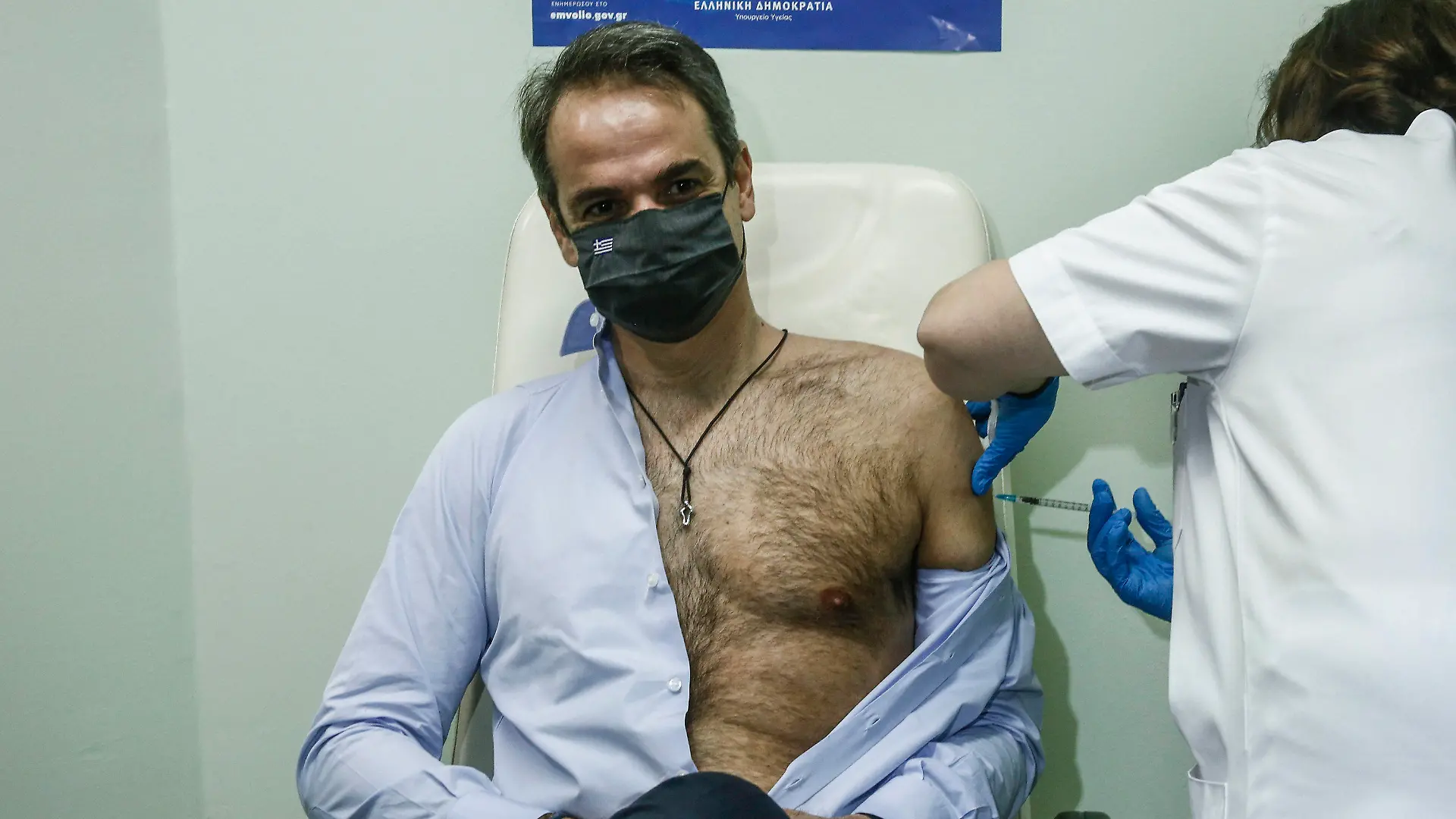 18.01.2021, Griechenland, Athen: Kyriakos Mitsotakis, Premierminister von Griechenland, erhält in der Universitätsklinik Attikon die zweite Dosis des Corona-Impfstoffs von Biontech/Pfizer. Foto: Yannis Kolesidis/EPA Pool/dpa +++ dpa-Bildfunk +++