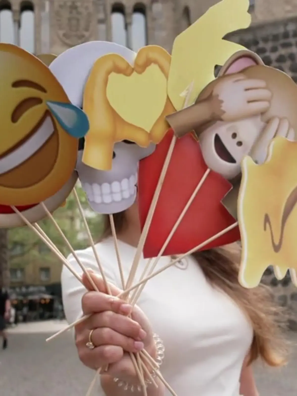 Zeig mir deine Emojis und ich sage dir, wie alt du bist! Was kurios klingt, funktioniert tatsächlich. Denn laut einer Studie im Auftrag des Marktforschungsunternehmens Perspectus Global verraten sich „ältere“ Nutzer durch die Verwendung bestimmter Emojis. Verwenden Sie sie auch?