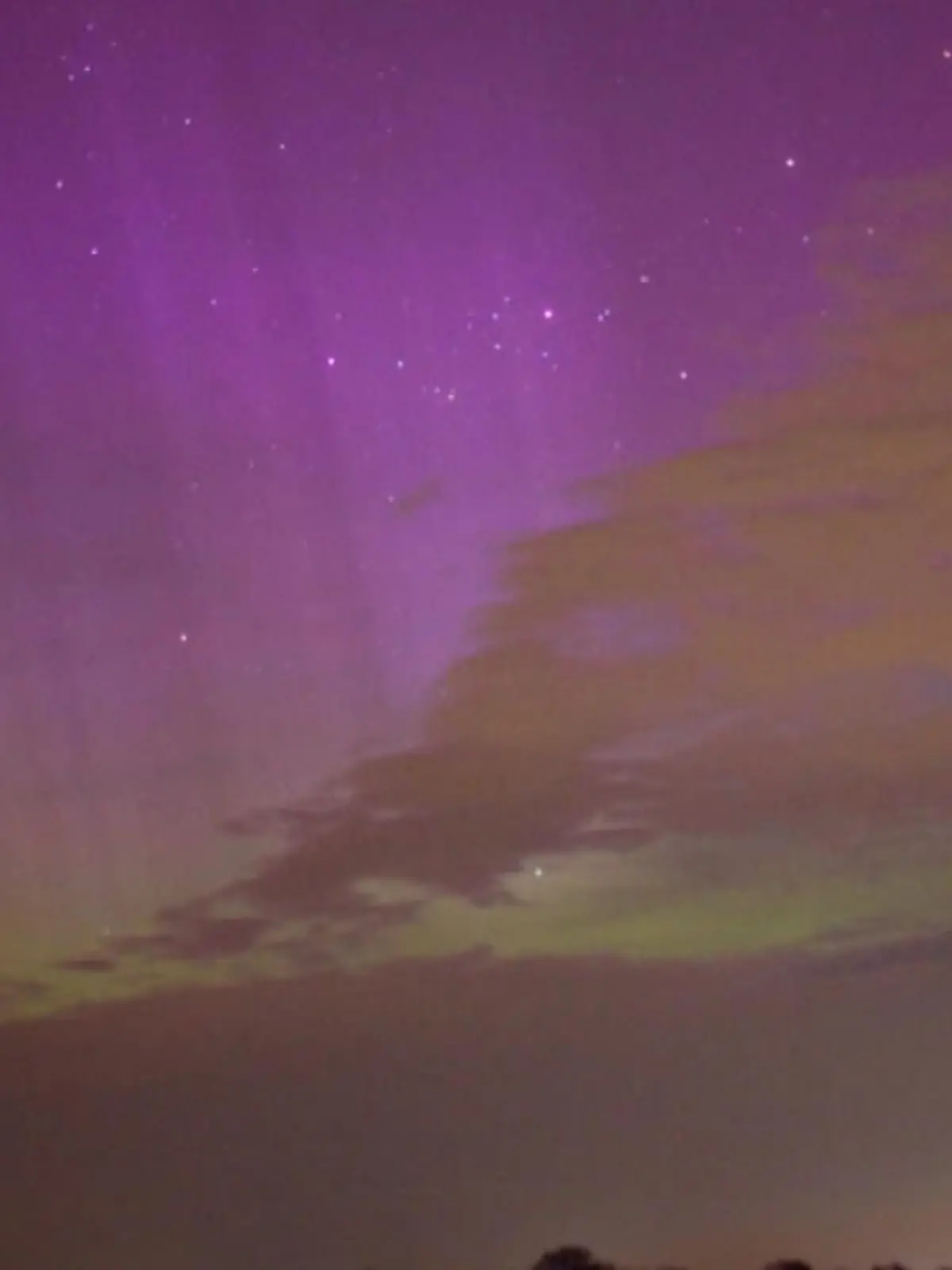 Diese Polarlichter waren in der Nacht nahe Magdeburg in Sachsen-Anhalt zu sehen. Das Naturschauspiel entsteht, wenn die Sonne elektrisch geladene Teilchen Richtung Erde schleudert und Teilchen dann auf die Erdatmosphäre treffen. In Deutschland kommen Polarlichter seltener vor.