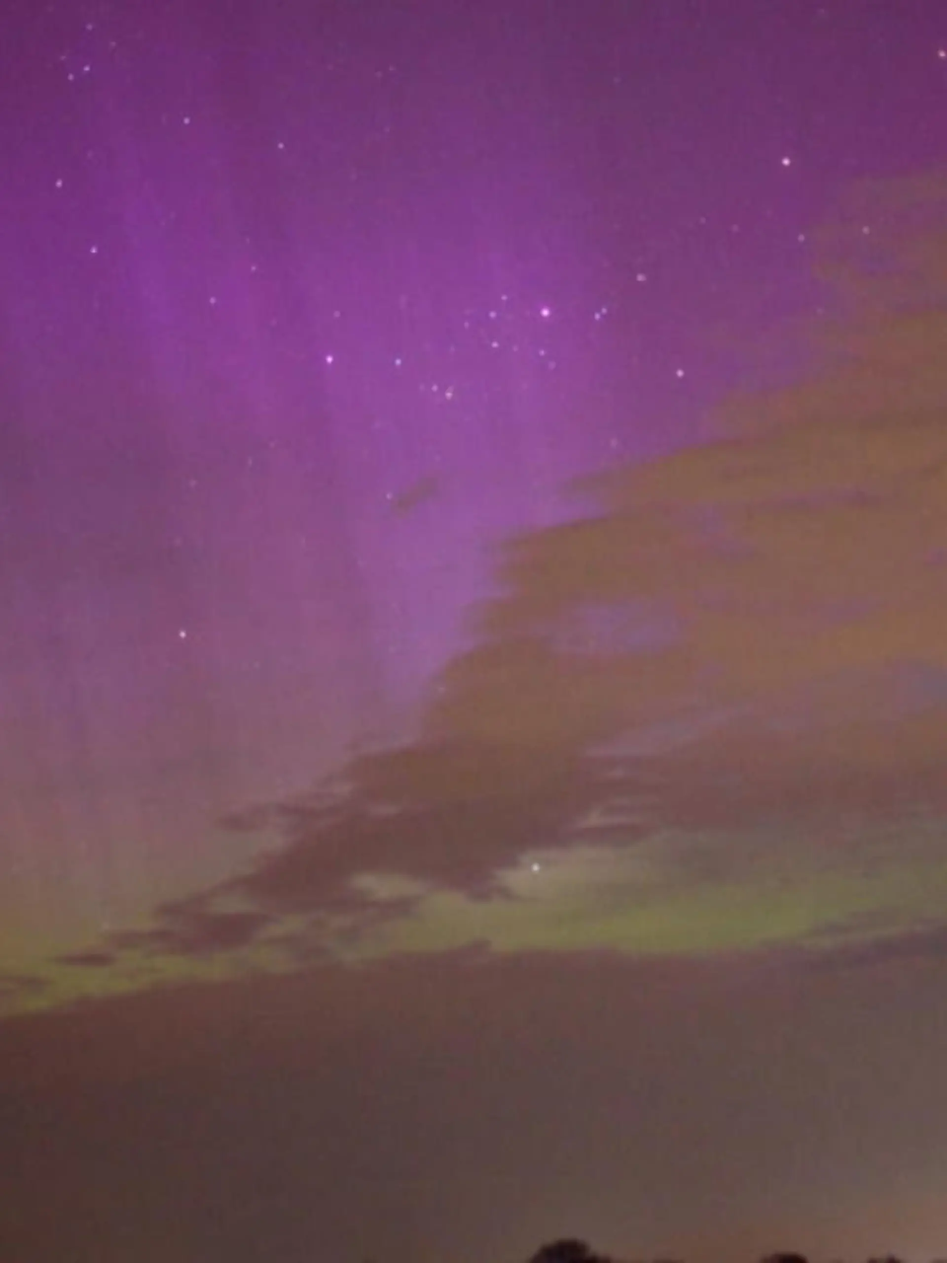 Diese Polarlichter waren in der Nacht nahe Magdeburg in Sachsen-Anhalt zu sehen. Das Naturschauspiel entsteht, wenn die Sonne elektrisch geladene Teilchen Richtung Erde schleudert und Teilchen dann auf die Erdatmosphäre treffen. In Deutschland kommen Polarlichter seltener vor.