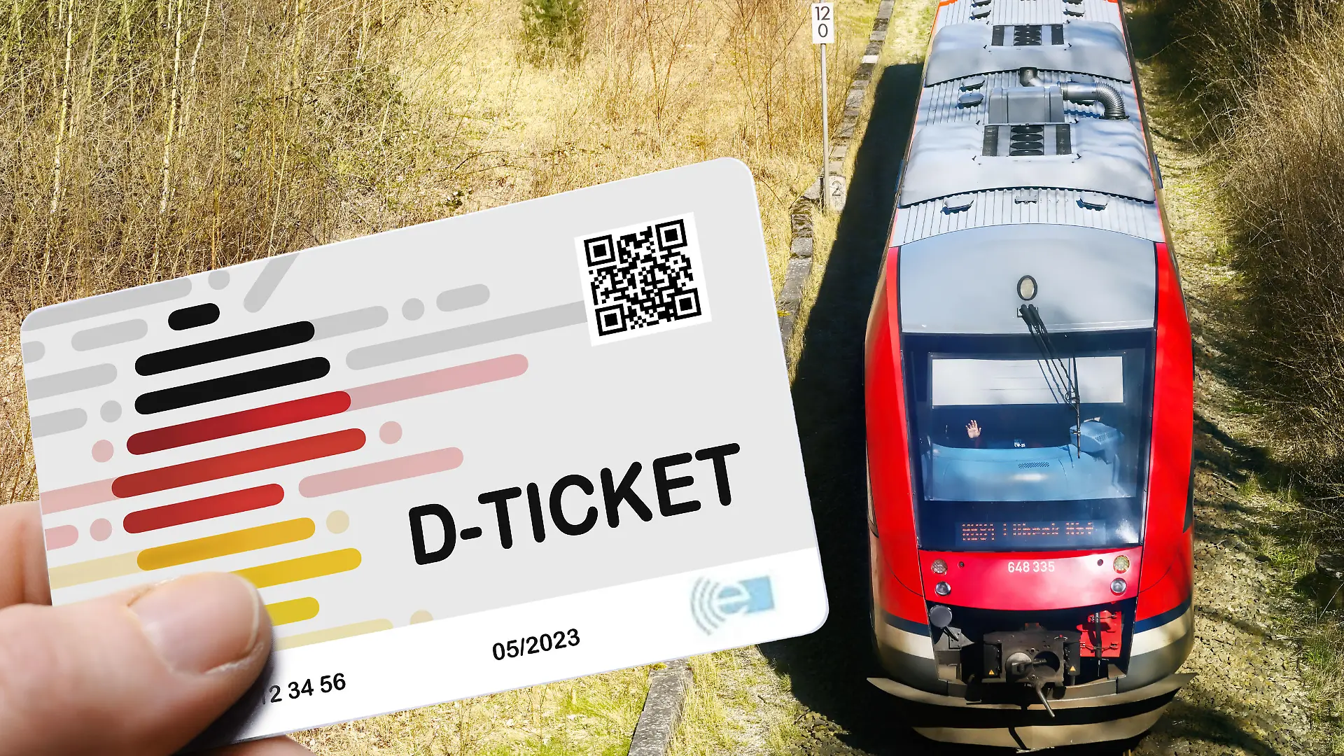 Hand hält das Deutschlandticket D-Ticket vor einer Regionalbahn / action press