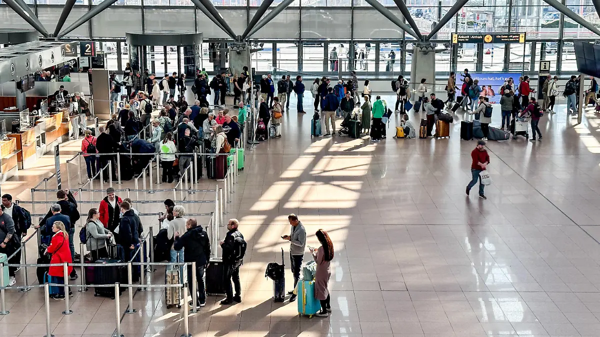 dpatopbilder - 22.04.2023, Hamburg: Lange Schlagen haben sich nach dem Warnstreik am Hamburger Flughafen vor dem Einlass zum Sicherheits-Check gebildet. Foto: Axel Heimken/dpa +++ dpa-Bildfunk +++