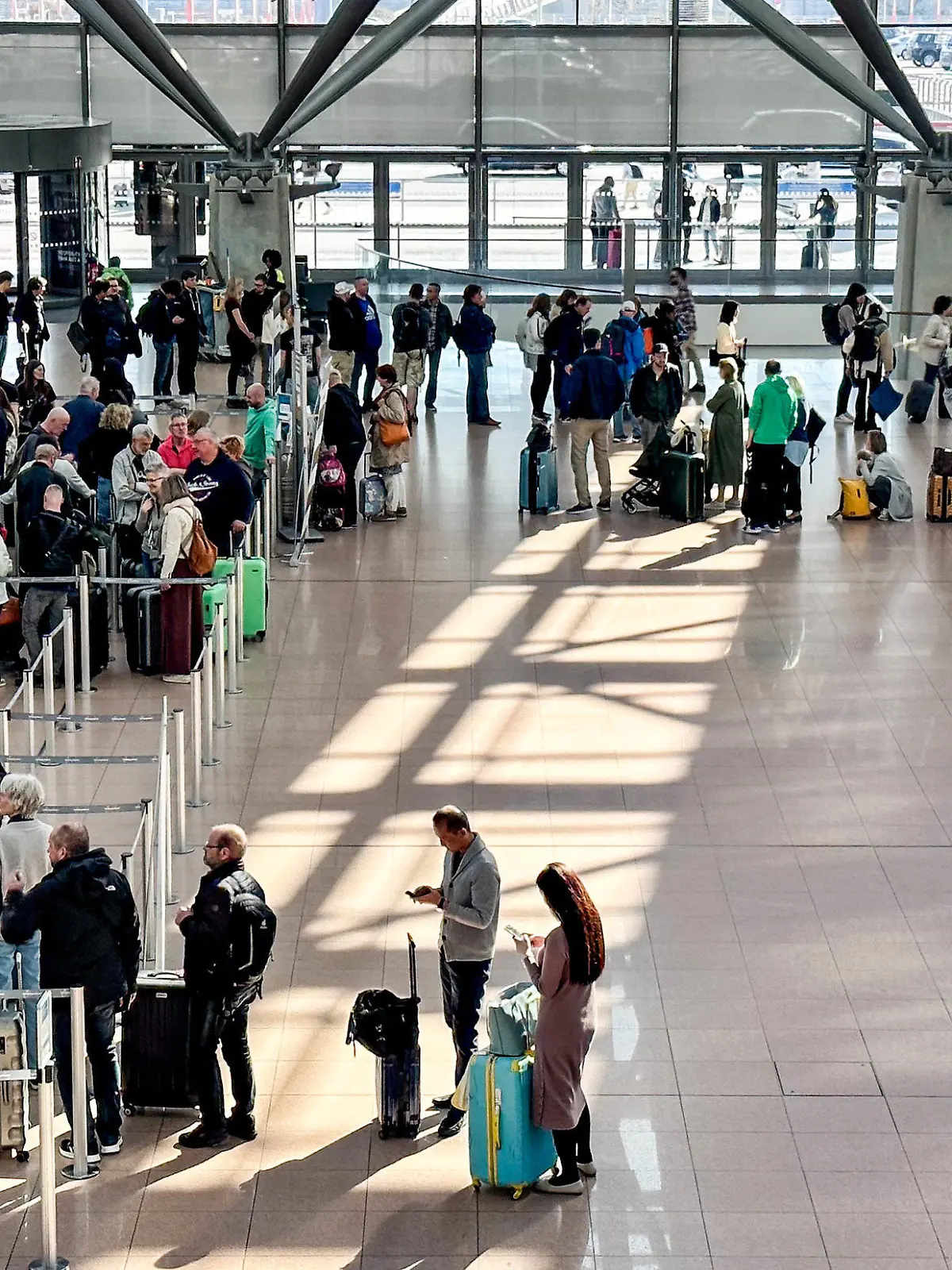 dpatopbilder - 22.04.2023, Hamburg: Lange Schlagen haben sich nach dem Warnstreik am Hamburger Flughafen vor dem Einlass zum Sicherheits-Check gebildet. Foto: Axel Heimken/dpa +++ dpa-Bildfunk +++