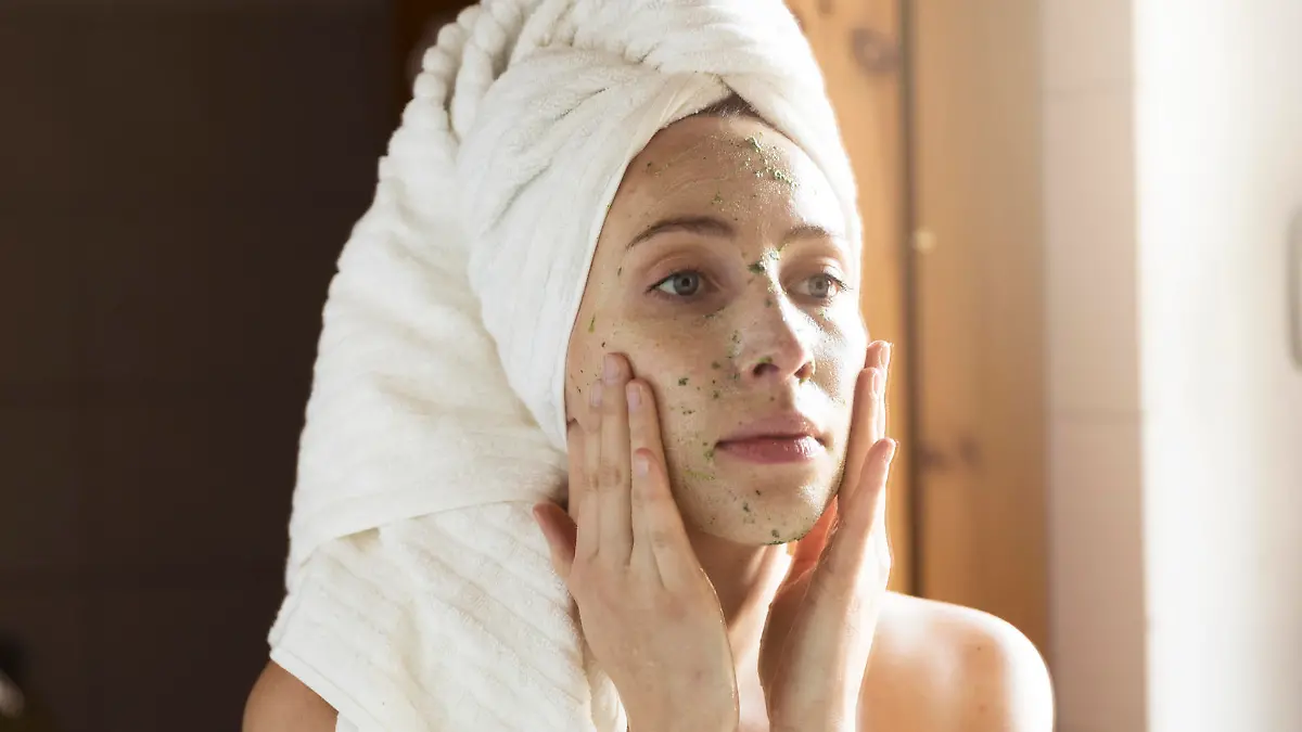 Frau mit Gesichtsmaske