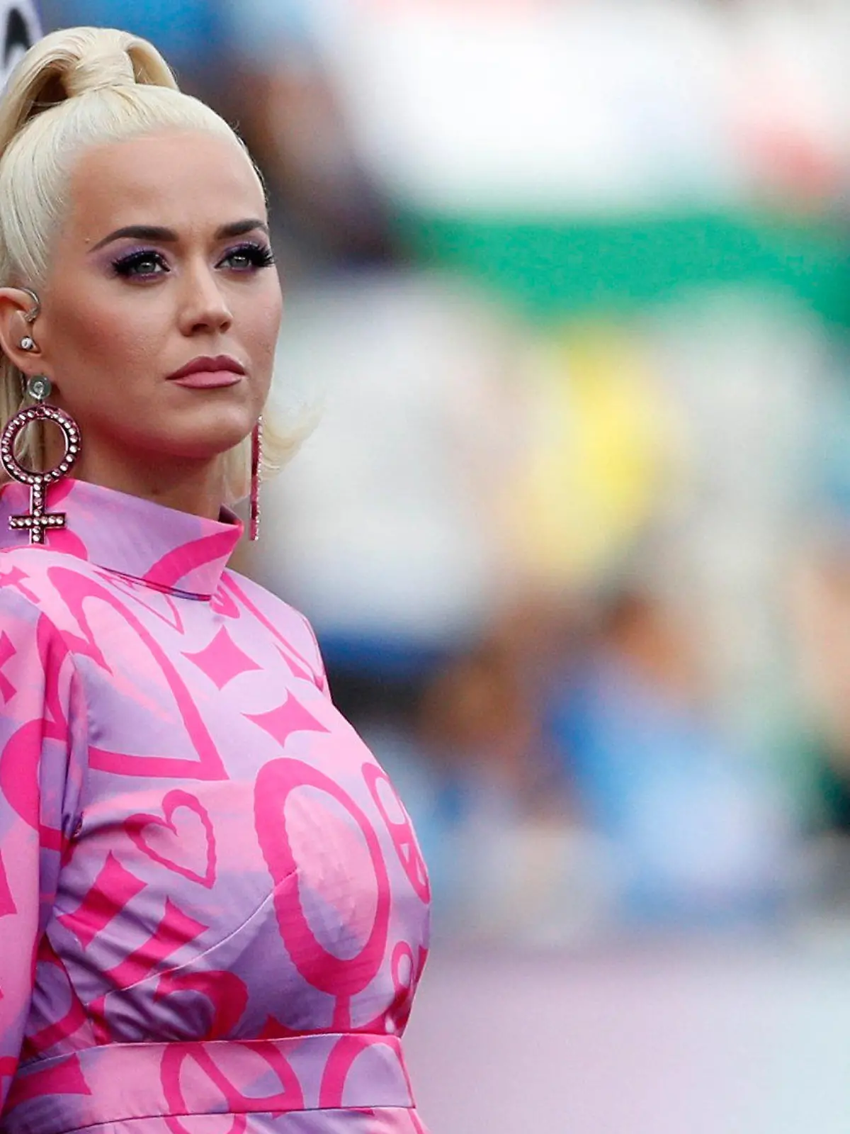 ARCHIV - 08.03.2020, Australien, Melbourne: Sängerin Katy Perry tritt vor dem Beginn des Cricket-Finalspiels der T20-Frauen-Weltmeisterschaft zwischen Australien und Indien auf. (zu dpa: Katy Perry und Lady Gaga: Kekse backen und Schlafen als Ablenkung ") Foto: Asanka Ratnayake/AP/dpa +++ dpa-Bildfunk +++