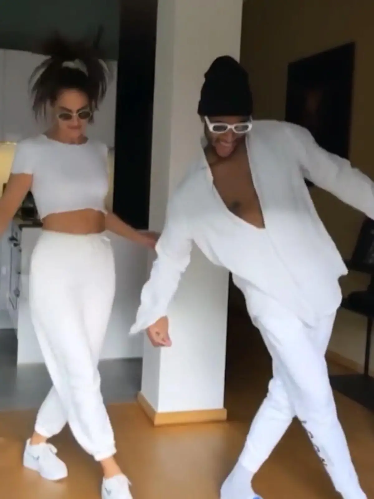 Bild zu: "Happy Vibes! Tijan Njie tanzt mit seiner Schwester"