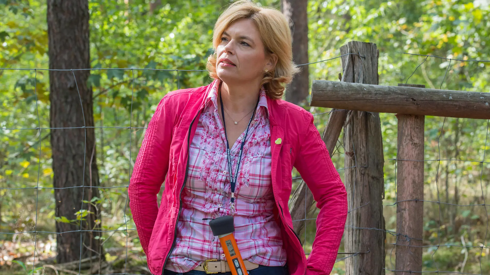 Berlin, Startschuß für Deutsche Waldtage mit Julia Klöckner Berlon, Startschuss für Deutsche Waldtage mit Julia Klöcner Deutschland, Berlin - 17.09.2020: Im Bild ist Julia Klöckner Bundesministerin für Ernährung und Landwirtschaft, CDU während des Besuchs im Berliner Grunewald im Rahmen des Startschuss für die Deutschen Waldtage zu sehen. Berlin Berlin Deutschland *** Berlon, starting signal for German Forest Days with Julia Klöcner Germany, Berlin 17 09 2020 In the picture, Julia Klöckner Federal Minister of Food and Agriculture, CDU, during her visit to Berlin Grunewald as part of the starting signal for the German Forest Days Berlin Berlin Germany