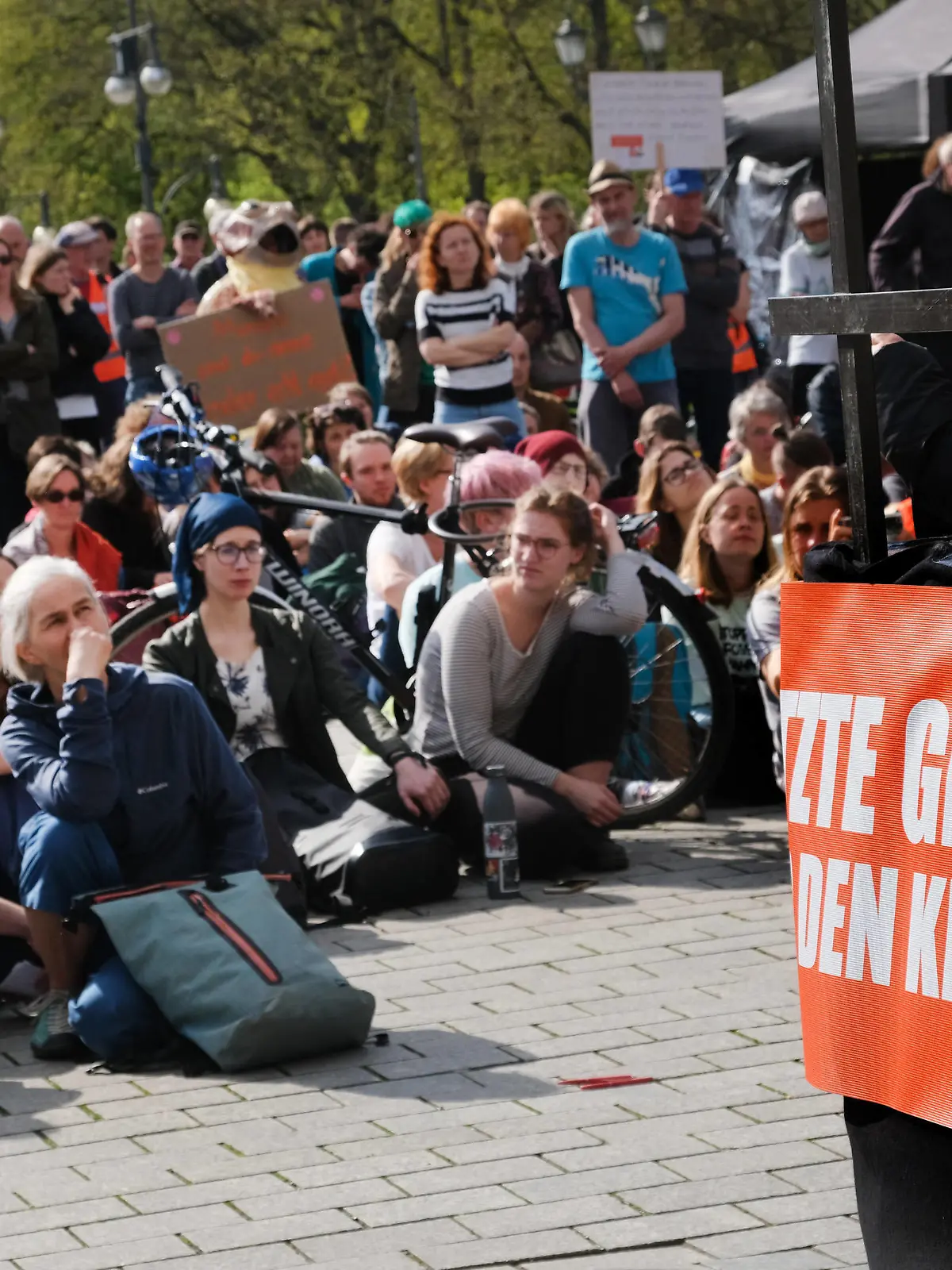 23.04.2023, Berlin, DEU Aktivisten der Klima-Bewegung Letzte Generation protestieren nach einer Fahrraddemo durch die Stadt am Brandenburger Tor unter dem Motto: Klimakollaps stoppen. Grundrechte sichern *** 23 04 2023, Berlin, DEU Activists of the climate movement Last Generation protest after a bicycle demonstration through the city at the Brandenburg Gate under the slogan Stop Climate Collapse Secure Basic Rights