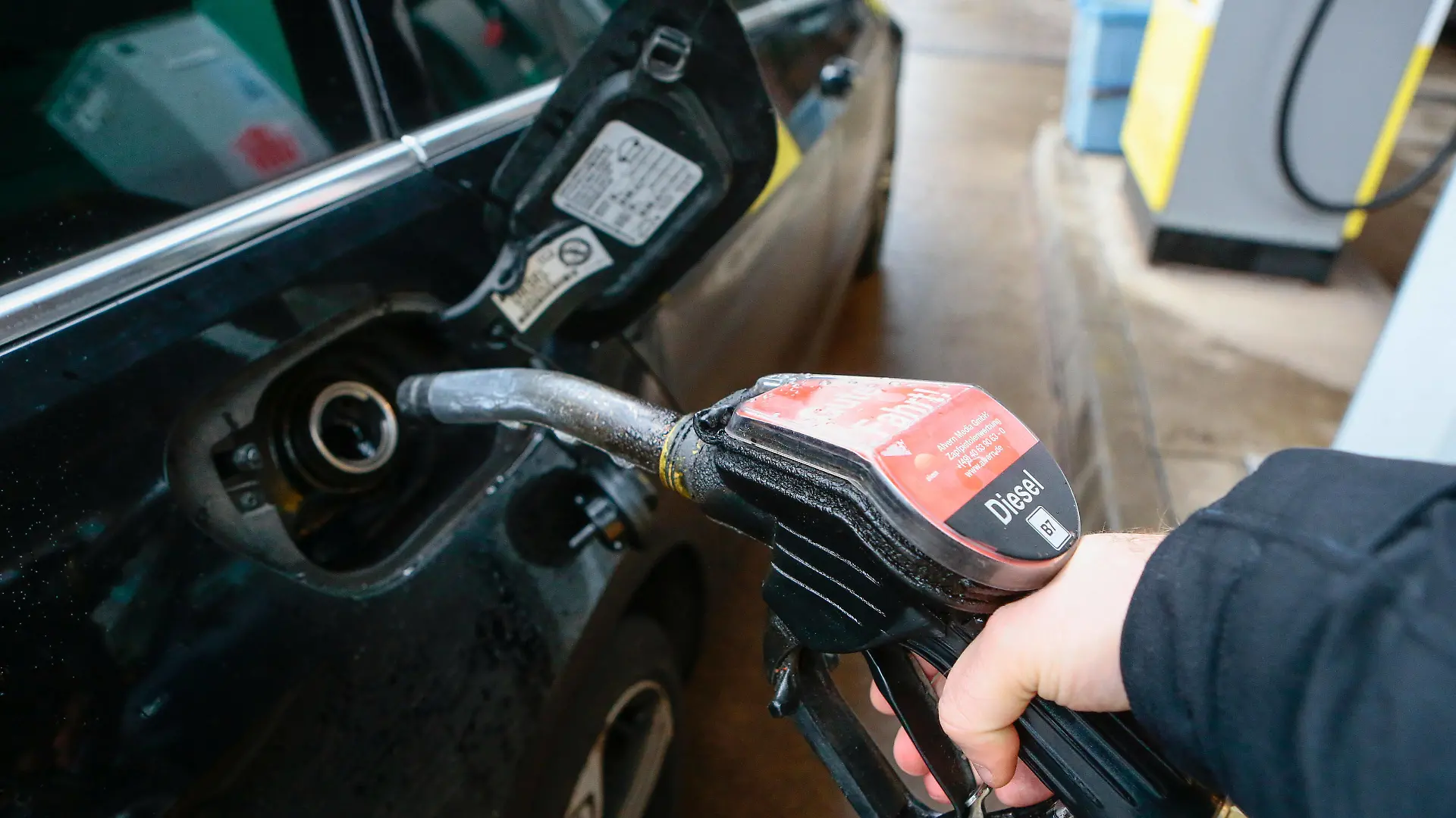 05.01.2021, xtgx, Symbolfotos Spritpreise, Symbolfoto, Symblbild, ein Dieselfahrzeug wird betankt. Durch die Rueckkehr zum vollen Mehrwertsteuersatz und eine neue CO2 Abgabe sind die Preise fuer Benzin und Diesel stark gestiegen. Wolfsburg *** 05 01 2021, xtgx, symbol photos fuel prices, symbol photo, symbol picture, a diesel vehicle is refueled Due to the return to the full VAT rate and a new CO2 tax, the prices for gasoline and diesel have risen sharply Wolfsburg