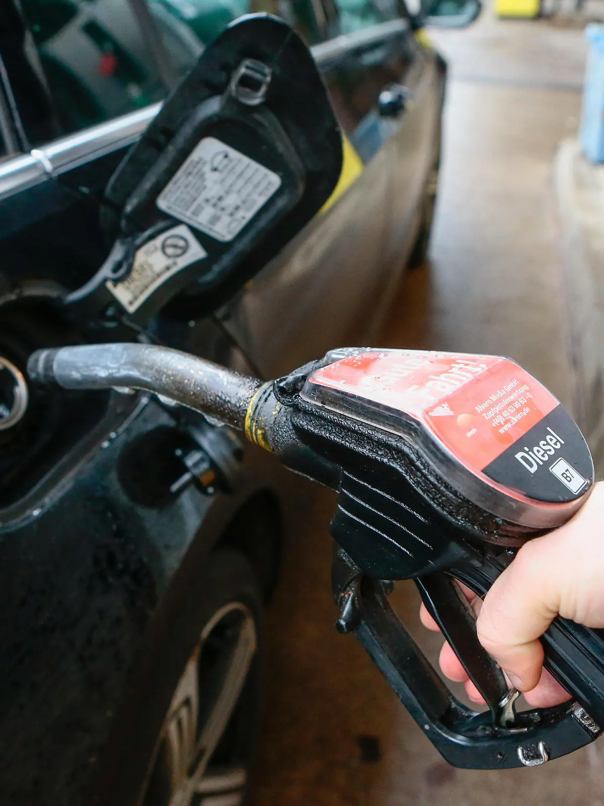  05.01.2021, xtgx, Symbolfotos Spritpreise, Symbolfoto, Symblbild, ein Dieselfahrzeug wird betankt. Durch die Rueckkehr zum vollen Mehrwertsteuersatz und eine neue CO2 Abgabe sind die Preise fuer Benzin und Diesel stark gestiegen. Wolfsburg *** 05 01 2021, xtgx, symbol photos fuel prices, symbol photo, symbol picture, a diesel vehicle is refueled Due to the return to the full VAT rate and a new CO2 tax, the prices for gasoline and diesel have risen sharply Wolfsburg