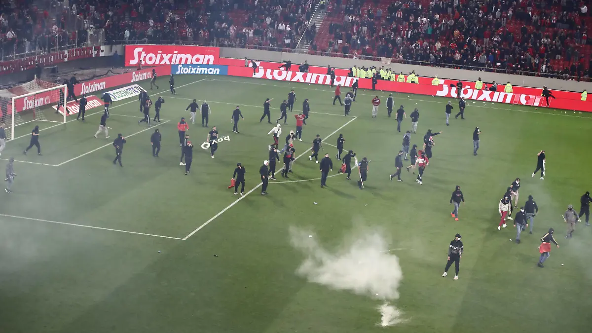 Griechenland Fußball Super League Playoff Saison 2022-2023 Georgios Karaiskakis Stadion Piräus, 23.04.2023 Olympiakos Piräus - AEK Athen 1:3 Nach dem Schlusspfiff kam es zu einer Platzinvasion mit heftigen Zusammenstößen zwischen Olympiakos-Fans und massiven Einheiten der Polizei in Spezialausrüstung. Olympiakos Piräus - AEK Athen *** Greece Football Super League Playoff Season 2022 2023 Georgios Karaiskakis Stadium Piraeus, 23 04 2023 Olympiakos Piraeus AEK Athens 1 3 After the final whistle there was a pitch invasion with violent clashes between Olympiakos fans and massive units of police in special equipment Olympiakos Piraeus AEK Athens PUBLICATIONxNOTxINxGRE ANE5867833