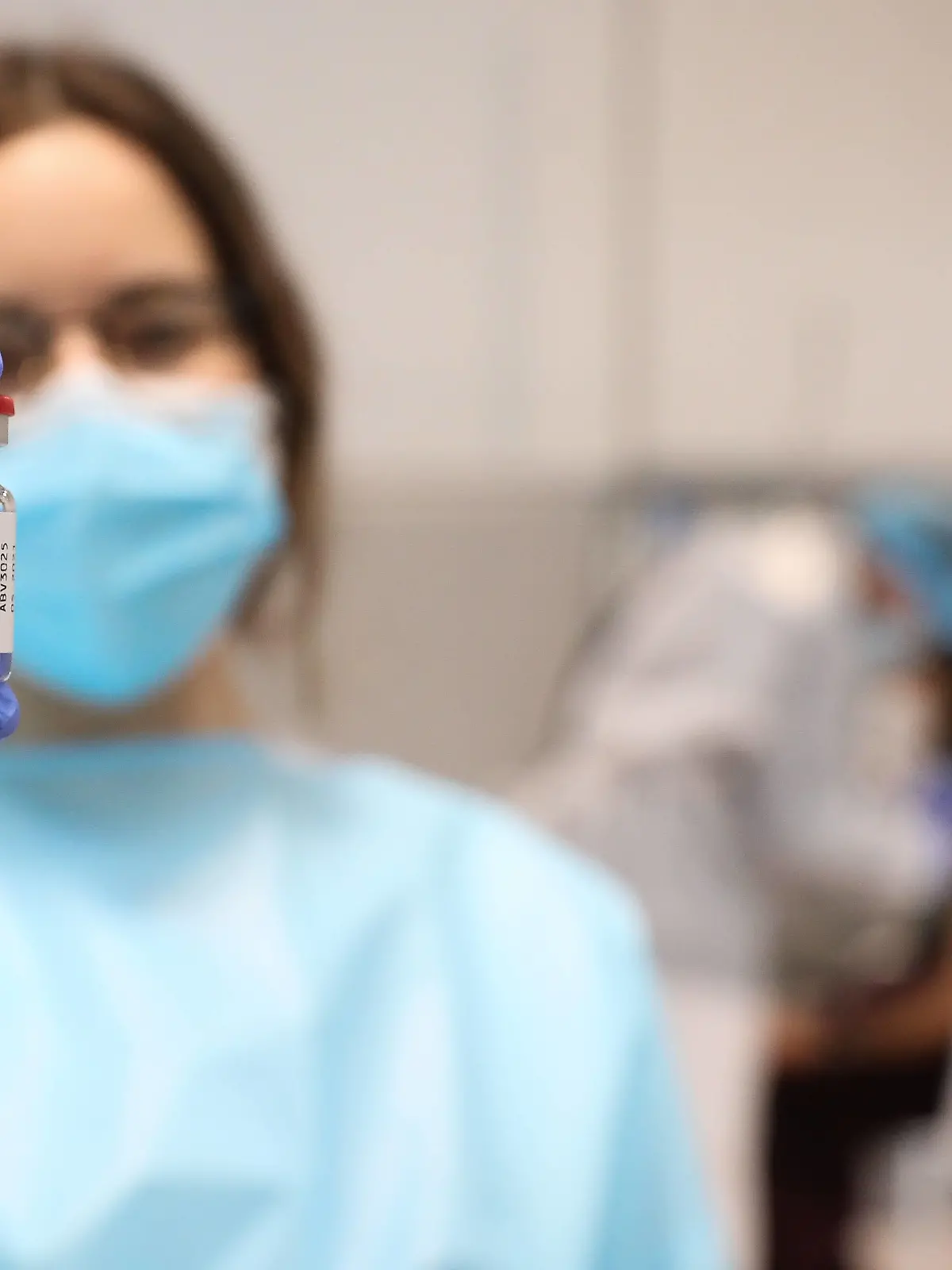  A health professional holds a vial with the vaccine against COVID-19 from AstraZeneca, in the Pavilion 3 of the Public Hospital Enfermera Isabel Zendal, in Madrid, Spain, on February 23, 2021. This Tuesday begins the vaccination in the pavilion 3 of the hospital with the vaccine of AstraZeneca to 400 people of External Health, AENA, inspectors of Public Health, of Institute of Social Security, professionals of reformatories, Forensic Doctors, Students of CC Health and veterinarians. These new groups to be vaccinated will be joined by those over 80 years of age on Thursday 25 February in the Primary Care centres of each of the health areas of the community with 50,000 doses. 23 FEBRUARY 2021ISABEL DAZ AYUSOAYUSOMADRIDCOMMUNITY OF MAD Copyright: xLagenciaEPxPRESS/M.FERNNDEZ.xPOOLx 3576562