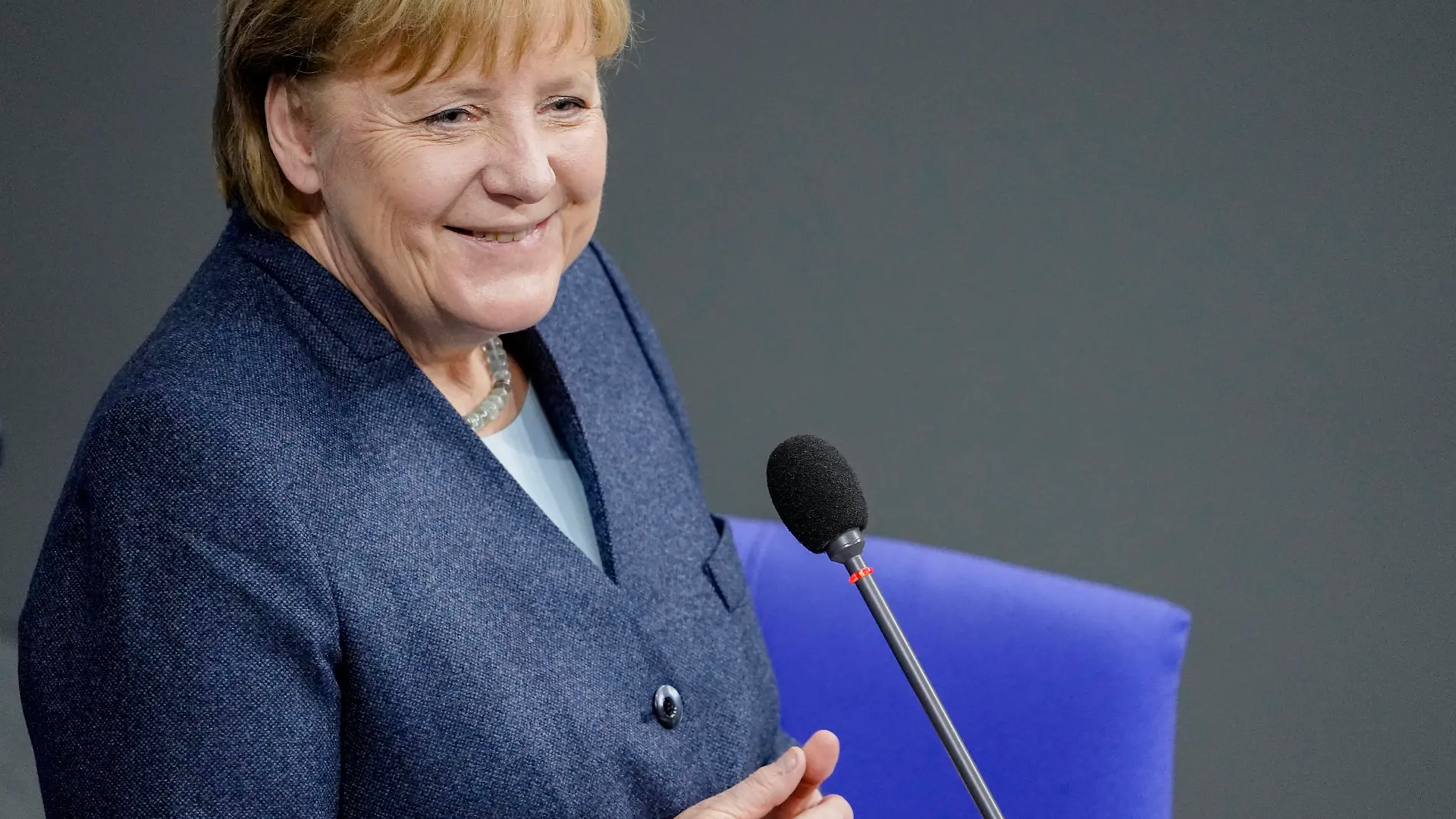 201. Bundestagssitzung in Berlin Plenum und Debatte Aktuell, 16.12.2020, Berlin, Angela Merkel die Bundeskanzlerin der Bundesrepublik Deutschland im Portrait bei ihrer Rede laechelnd zum Thema Befragung der Bundesregierung bei der 201. Sitzung des Deutschen Bundestag in Berlin Berlin Berlin Deutschland *** 201 Bundestag session in Berlin Plenary and debate Current, 16 12 2020, Berlin, Angela Merkel the Chancellor of the Federal Republic of Germany in portrait during her speech smiling on the topic questioning the federal government at the 201 session of the German Bundestag in Berlin Berlin Germany
