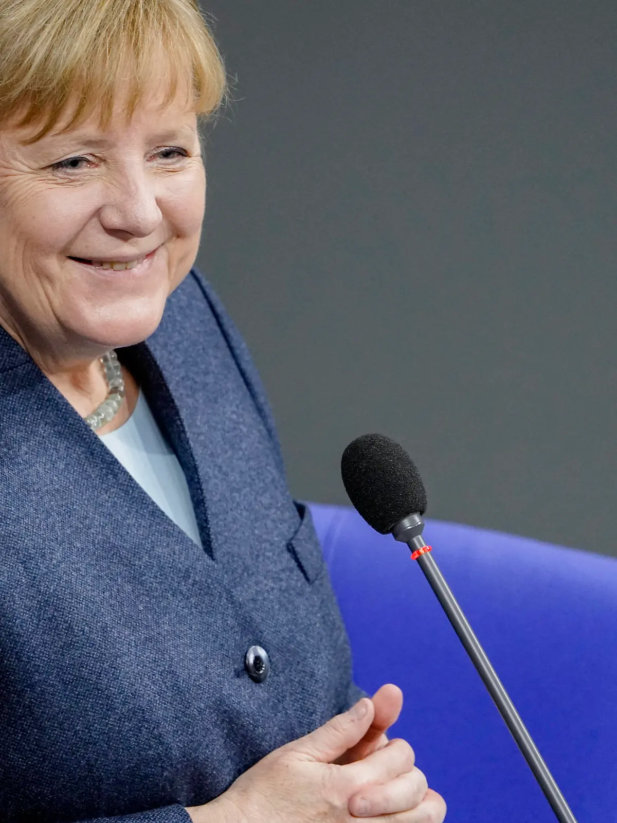  201. Bundestagssitzung in Berlin Plenum und Debatte Aktuell, 16.12.2020, Berlin, Angela Merkel die Bundeskanzlerin der Bundesrepublik Deutschland im Portrait bei ihrer Rede laechelnd zum Thema Befragung der Bundesregierung bei der 201. Sitzung des Deutschen Bundestag in Berlin Berlin Berlin Deutschland *** 201 Bundestag session in Berlin Plenary and debate Current, 16 12 2020, Berlin, Angela Merkel the Chancellor of the Federal Republic of Germany in portrait during her speech smiling on the topic questioning the federal government at the 201 session of the German Bundestag in Berlin Berlin Germany