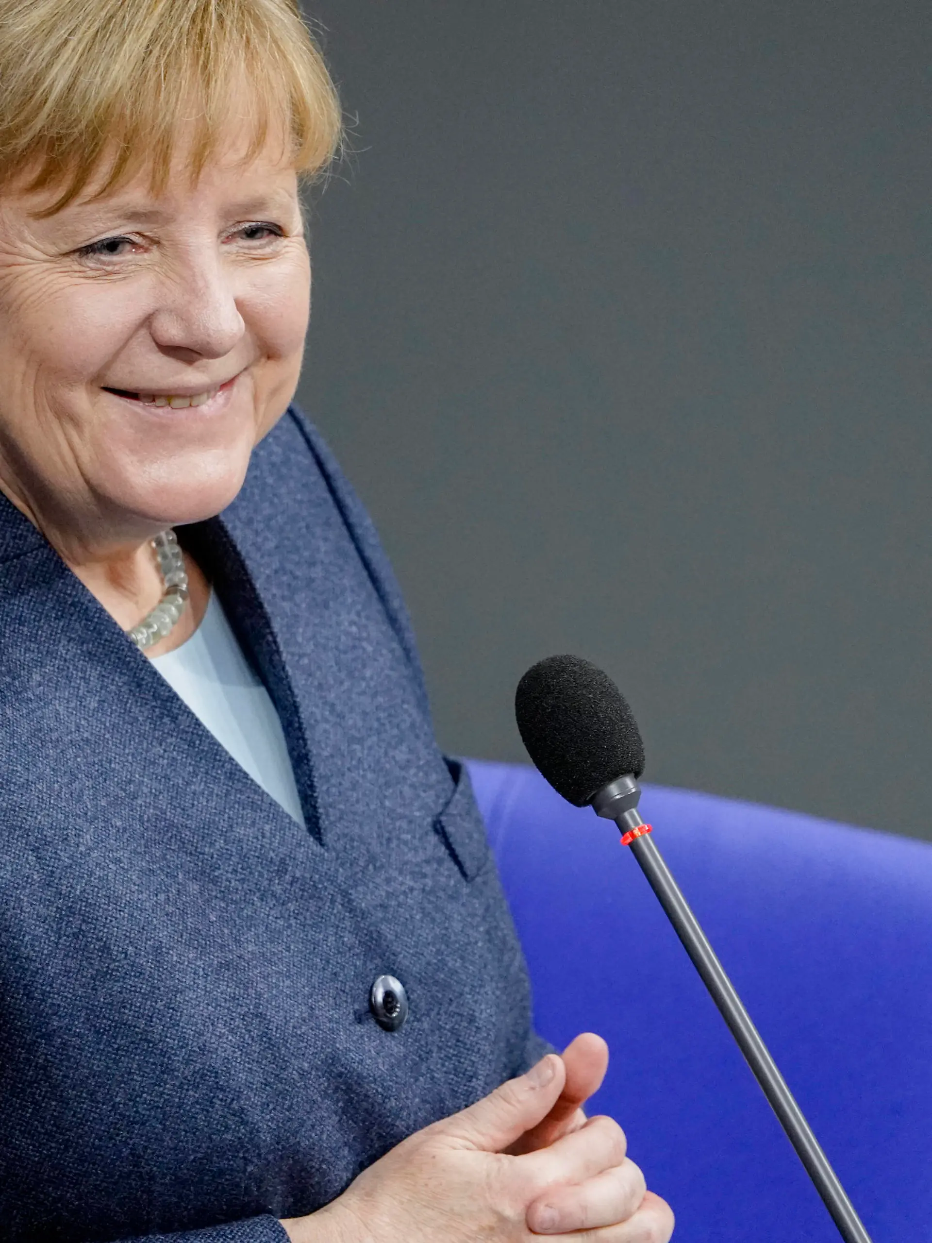  201. Bundestagssitzung in Berlin Plenum und Debatte Aktuell, 16.12.2020, Berlin, Angela Merkel die Bundeskanzlerin der Bundesrepublik Deutschland im Portrait bei ihrer Rede laechelnd zum Thema Befragung der Bundesregierung bei der 201. Sitzung des Deutschen Bundestag in Berlin Berlin Berlin Deutschland *** 201 Bundestag session in Berlin Plenary and debate Current, 16 12 2020, Berlin, Angela Merkel the Chancellor of the Federal Republic of Germany in portrait during her speech smiling on the topic questioning the federal government at the 201 session of the German Bundestag in Berlin Berlin Germany